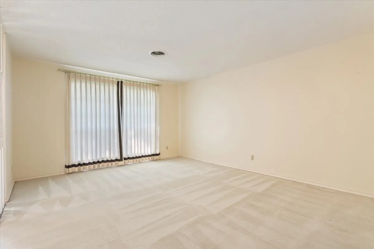 Single Family Residence For Sale in Mc Lennan County , 4801 Lake Englewood Drive, Waco, Texas 76710, 4 Bedroom, 2 Bathroom, 2 Garage spaces, 2,168 Sqft, built in 1969, mls#21375975, Real Estate Agent in Waco, Homes For Sale in Mc Lennan county, Homes For Sale in Waco, Realtor in Waco Texas, Real Estate Brokerage Independent Realty Texas, Luminita Cordes Realtor