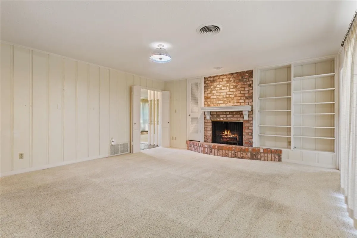 Single Family Residence For Sale in Mc Lennan County , 4801 Lake Englewood Drive, Waco, Texas 76710, 4 Bedroom, 2 Bathroom, 2 Garage spaces, 2,168 Sqft, built in 1969, mls#21375975, Real Estate Agent in Waco, Homes For Sale in Mc Lennan county, Homes For Sale in Waco, Realtor in Waco Texas, Real Estate Brokerage Independent Realty Texas, Luminita Cordes Realtor