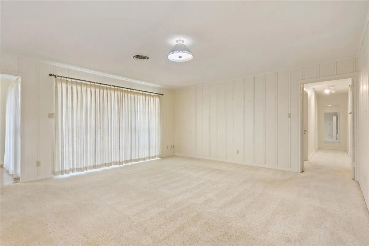 Single Family Residence For Sale in Mc Lennan County , 4801 Lake Englewood Drive, Waco, Texas 76710, 4 Bedroom, 2 Bathroom, 2 Garage spaces, 2,168 Sqft, built in 1969, mls#21375975, Real Estate Agent in Waco, Homes For Sale in Mc Lennan county, Homes For Sale in Waco, Realtor in Waco Texas, Real Estate Brokerage Independent Realty Texas, Luminita Cordes Realtor
