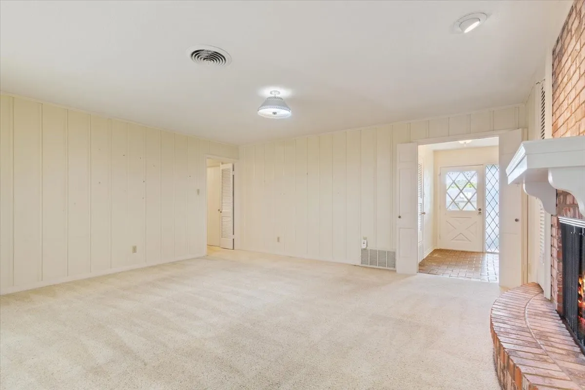 Single Family Residence For Sale in Mc Lennan County , 4801 Lake Englewood Drive, Waco, Texas 76710, 4 Bedroom, 2 Bathroom, 2 Garage spaces, 2,168 Sqft, built in 1969, mls#21375975, Real Estate Agent in Waco, Homes For Sale in Mc Lennan county, Homes For Sale in Waco, Realtor in Waco Texas, Real Estate Brokerage Independent Realty Texas, Luminita Cordes Realtor