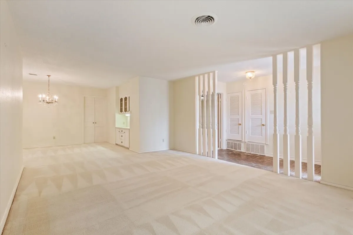 Single Family Residence For Sale in Mc Lennan County , 4801 Lake Englewood Drive, Waco, Texas 76710, 4 Bedroom, 2 Bathroom, 2 Garage spaces, 2,168 Sqft, built in 1969, mls#21375975, Real Estate Agent in Waco, Homes For Sale in Mc Lennan county, Homes For Sale in Waco, Realtor in Waco Texas, Real Estate Brokerage Independent Realty Texas, Luminita Cordes Realtor