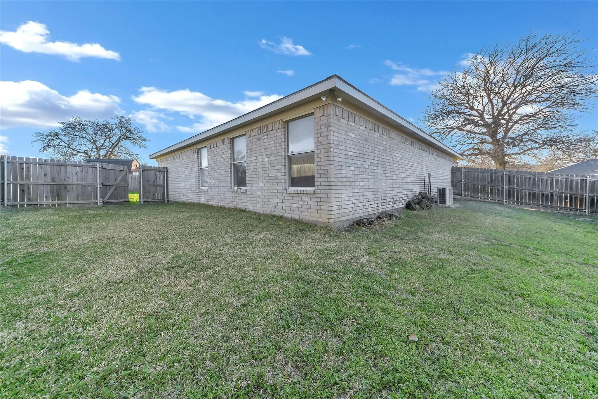 Single Family Residence For Sale in Parker County , 202 Lancelot Drive, Weatherford, Texas 76086, 3 Bedroom, 2 Bathroom, 2 Garage spaces, 1,336 Sqft, built in 1998, mls#21374813, Real Estate Agent in Weatherford, Homes For Sale in Parker county, Homes For Sale in Weatherford, Realtor in Weatherford Texas, Real Estate Brokerage Independent Realty Texas, Luminita Cordes Realtor