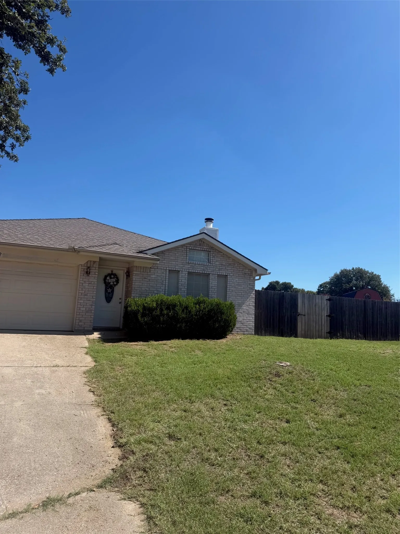 Single Family Residence For Sale in Parker County , 202 Lancelot Drive, Weatherford, Texas 76086, 3 Bedroom, 2 Bathroom, 2 Garage spaces, 1,336 Sqft, built in 1998, mls#21374813, Real Estate Agent in Weatherford, Homes For Sale in Parker county, Homes For Sale in Weatherford, Realtor in Weatherford Texas, Real Estate Brokerage Independent Realty Texas, Luminita Cordes Realtor