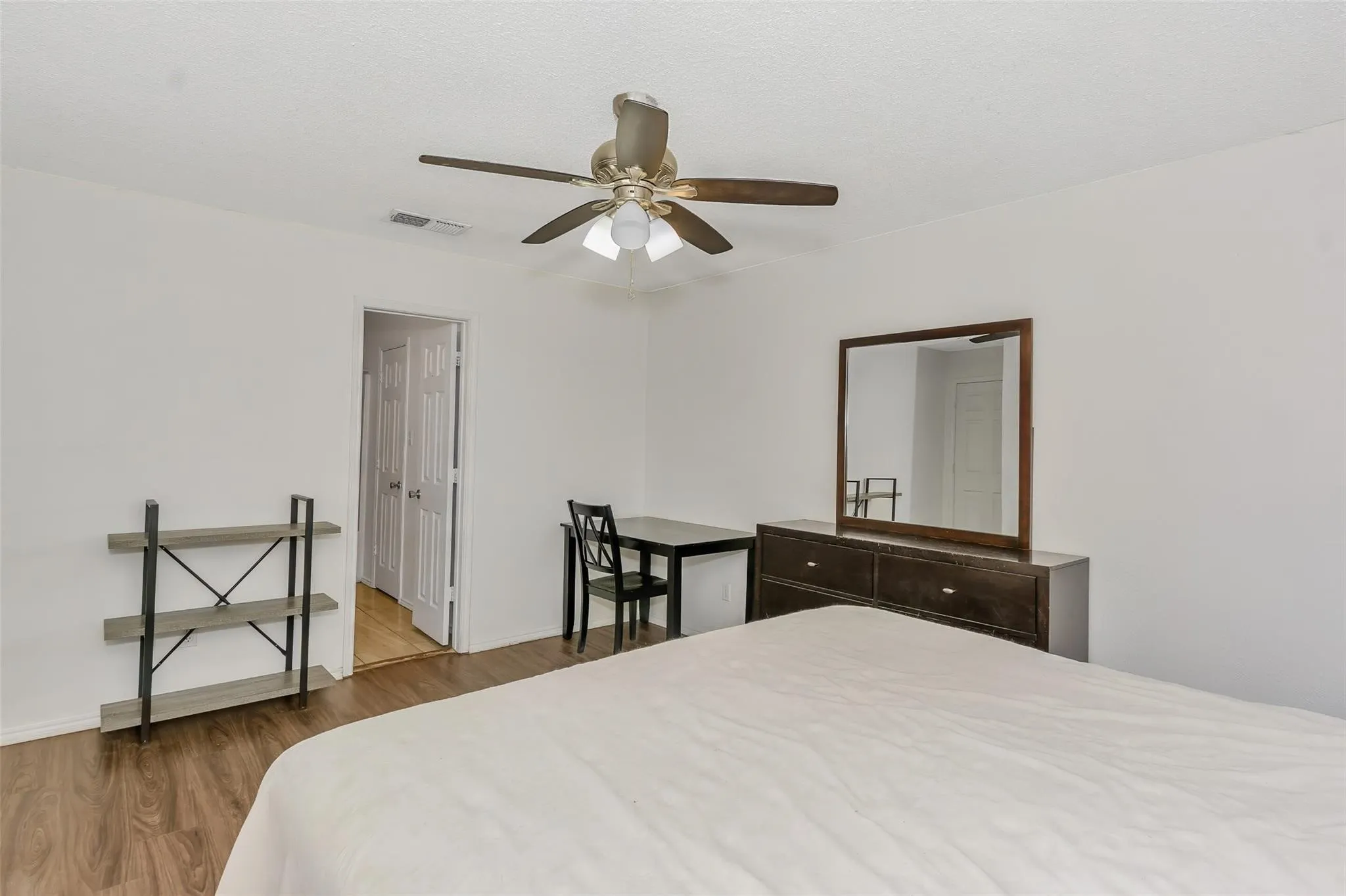 Single Family Residence For Sale in Parker County , 202 Lancelot Drive, Weatherford, Texas 76086, 3 Bedroom, 2 Bathroom, 2 Garage spaces, 1,336 Sqft, built in 1998, mls#21374813, Real Estate Agent in Weatherford, Homes For Sale in Parker county, Homes For Sale in Weatherford, Realtor in Weatherford Texas, Real Estate Brokerage Independent Realty Texas, Luminita Cordes Realtor