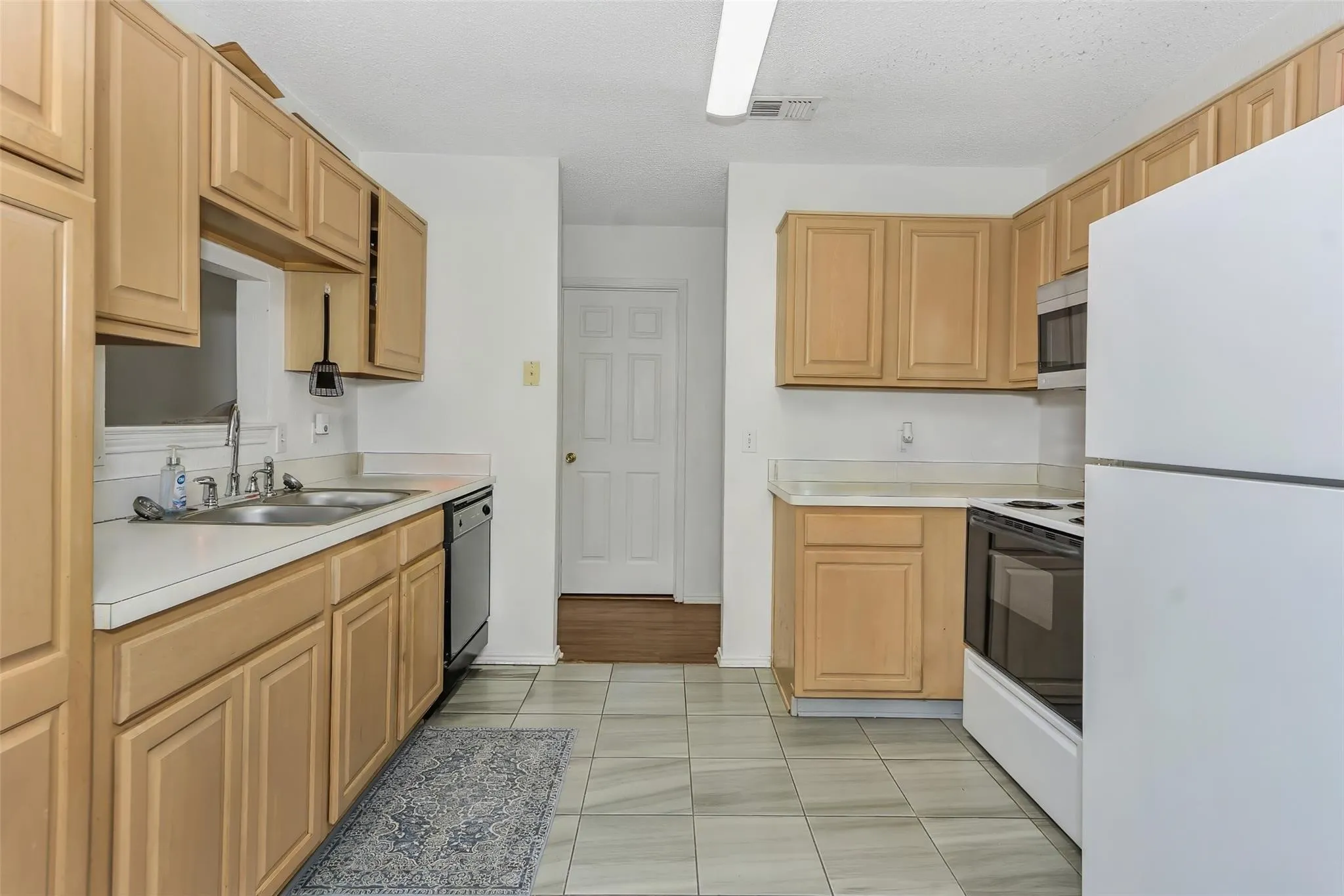 Single Family Residence For Sale in Parker County , 202 Lancelot Drive, Weatherford, Texas 76086, 3 Bedroom, 2 Bathroom, 2 Garage spaces, 1,336 Sqft, built in 1998, mls#21374813, Real Estate Agent in Weatherford, Homes For Sale in Parker county, Homes For Sale in Weatherford, Realtor in Weatherford Texas, Real Estate Brokerage Independent Realty Texas, Luminita Cordes Realtor