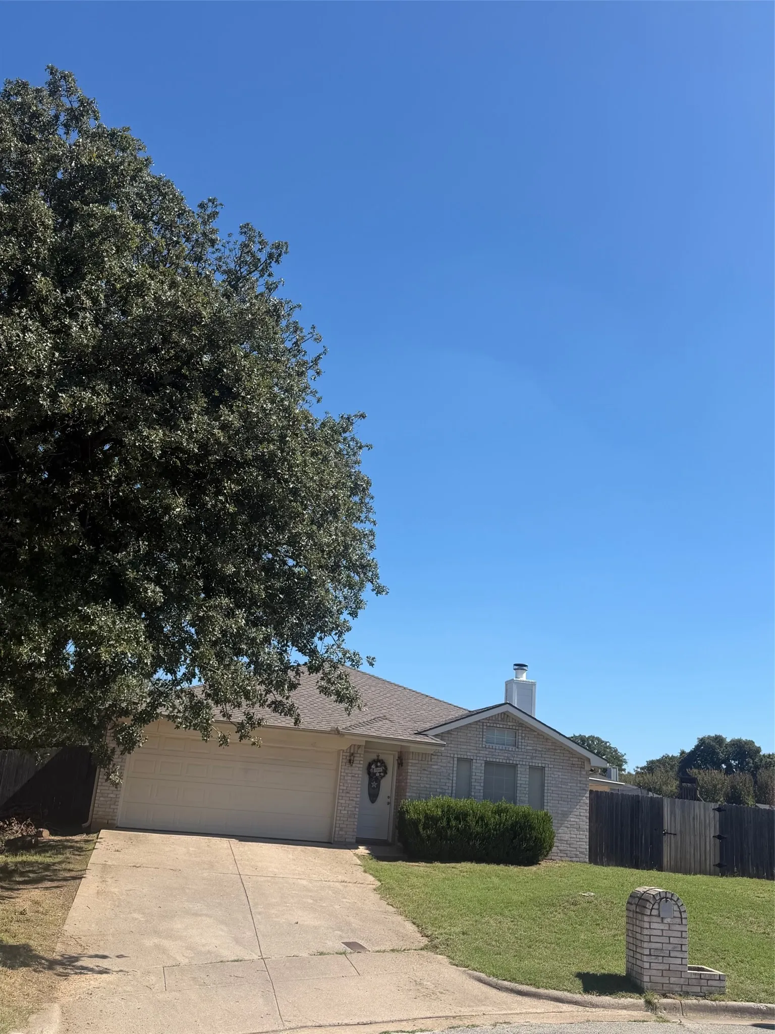 Single Family Residence For Sale in Parker County , 202 Lancelot Drive, Weatherford, Texas 76086, 3 Bedroom, 2 Bathroom, 2 Garage spaces, 1,336 Sqft, built in 1998, mls#21374813, Real Estate Agent in Weatherford, Homes For Sale in Parker county, Homes For Sale in Weatherford, Realtor in Weatherford Texas, Real Estate Brokerage Independent Realty Texas, Luminita Cordes Realtor
