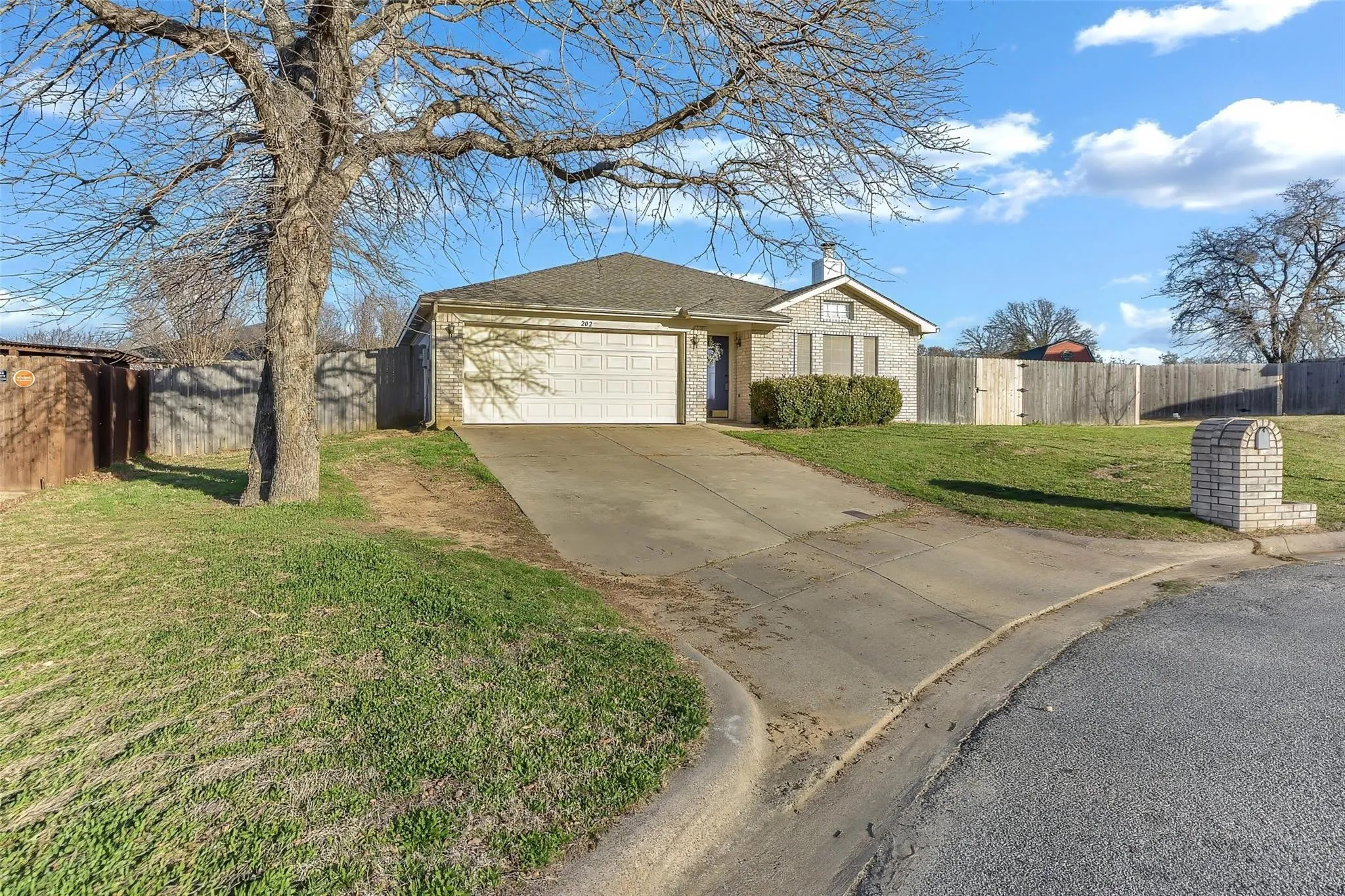 Single Family Residence For Sale in Parker County , 202 Lancelot Drive, Weatherford, Texas 76086, 3 Bedroom, 2 Bathroom, 2 Garage spaces, 1,336 Sqft, built in 1998, mls#21374813, Real Estate Agent in Weatherford, Homes For Sale in Parker county, Homes For Sale in Weatherford, Realtor in Weatherford Texas, Real Estate Brokerage Independent Realty Texas, Luminita Cordes Realtor