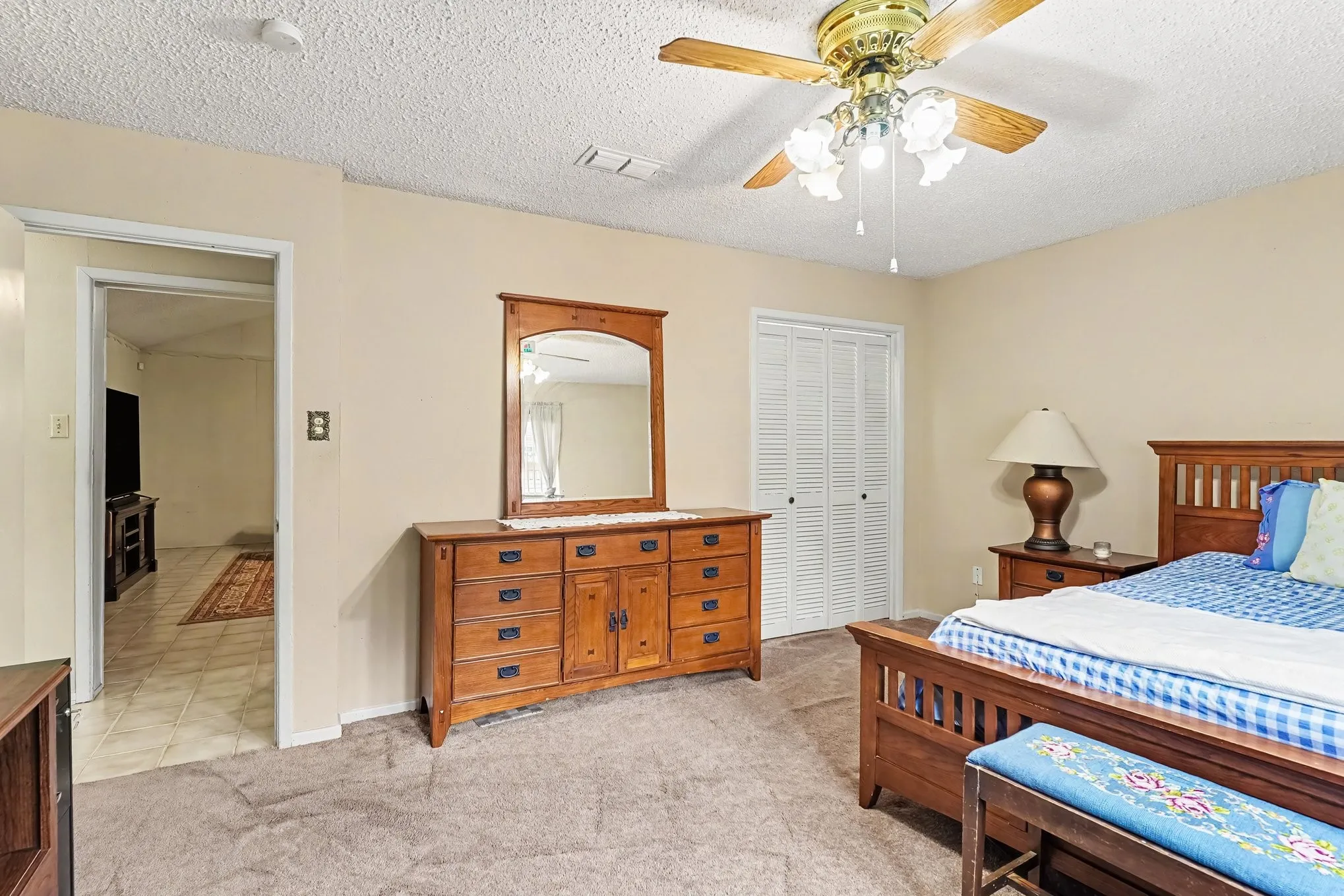 Ceiling fan with integrated lighting
