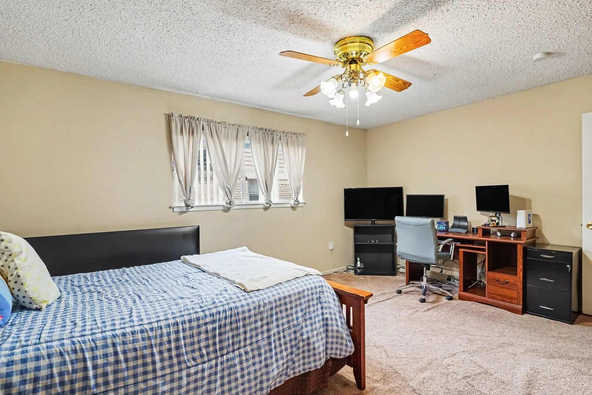 Recessed window with horizontal blinds