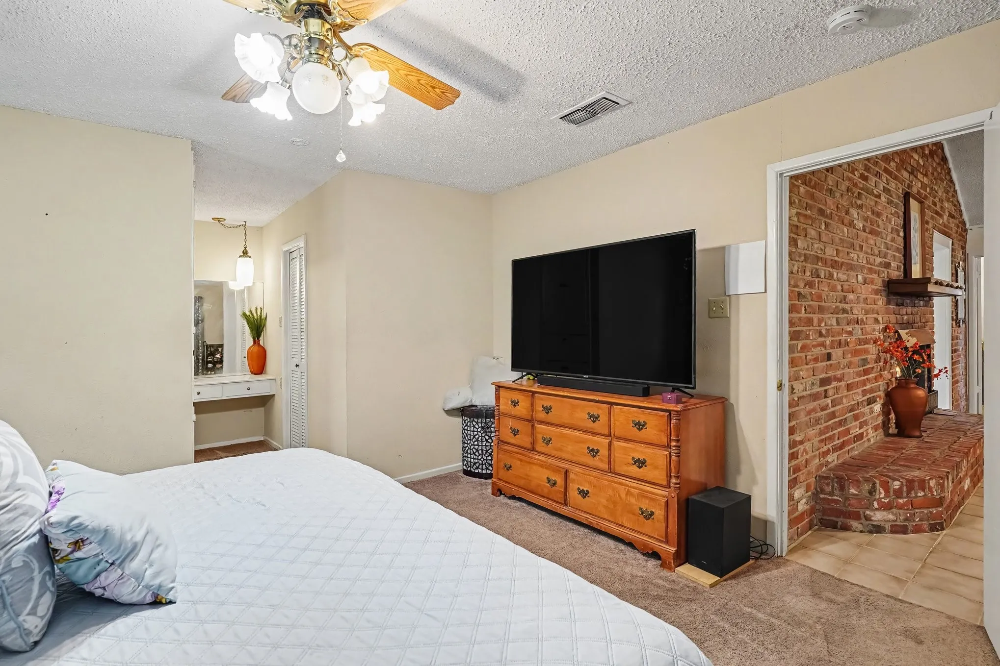 Textured ceiling with a ceiling fan light fixture