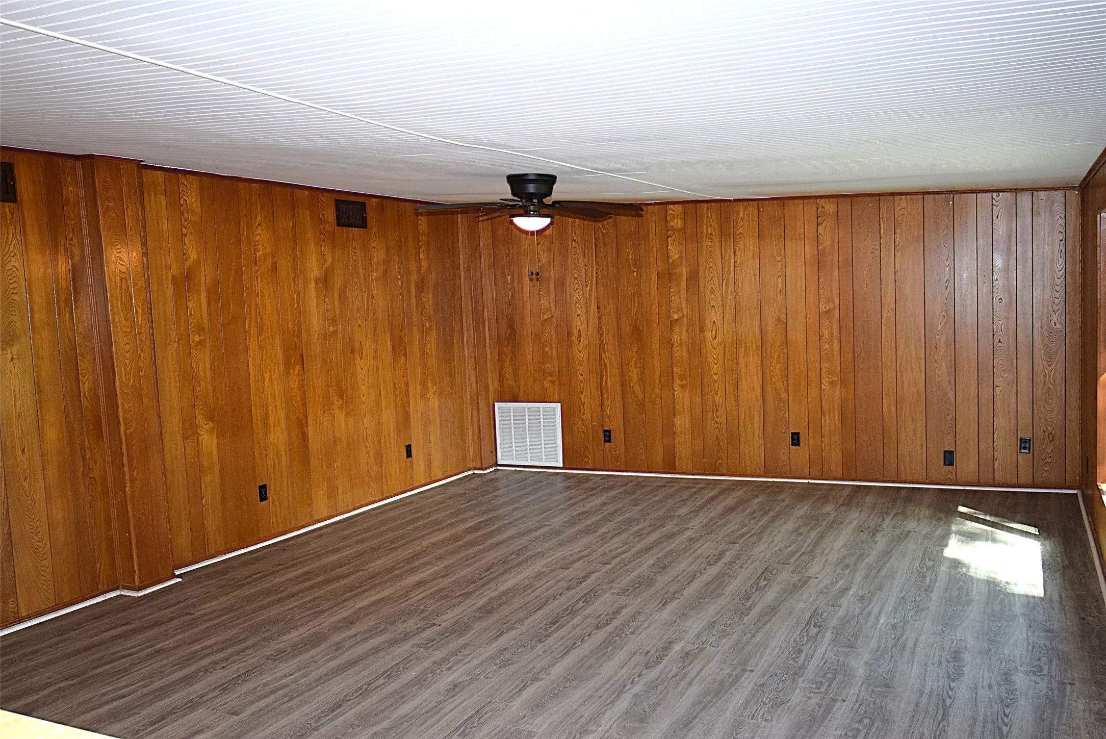 Single Family Residence For Rent in Kaufman County , 2222 CR-134, Kaufman, Texas 75142, 3 Bedroom, 3 Bathroom, 2 Garage spaces, 1,496 Sqft, built in 1970, mls#21376193, Real Estate Agent in Kaufman, Homes For Rent in Kaufman county, Homes For Rent in Kaufman, Realtor in Kaufman Texas, Real Estate Brokerage Independent Realty Texas, Luminita Cordes Realtor