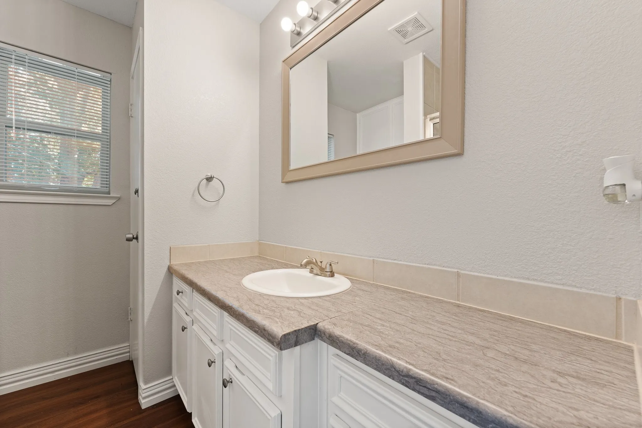 Single Family Residence For Sale in Johnson County , 433 Black Oak Lane, Burleson, Texas 76028, 3 Bedroom, 2 Bathroom, 2 Garage spaces, 1,225 Sqft, built in 1983, mls#21375025, Real Estate Agent in Burleson, Homes For Sale in Johnson county, Homes For Sale in Burleson, Realtor in Burleson Texas, Real Estate Brokerage Independent Realty Texas, Luminita Cordes Realtor