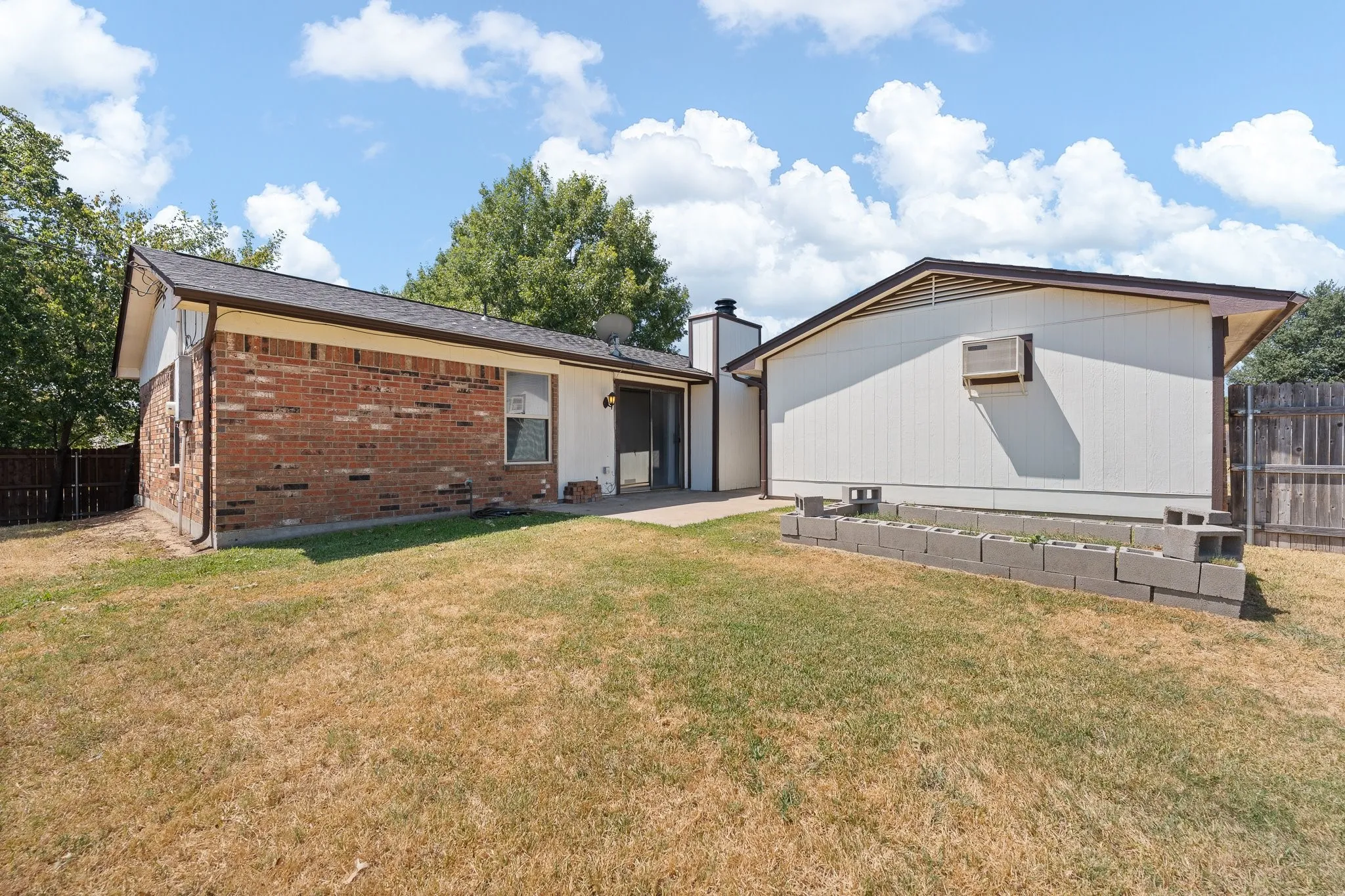 Single Family Residence For Sale in Johnson County , 433 Black Oak Lane, Burleson, Texas 76028, 3 Bedroom, 2 Bathroom, 2 Garage spaces, 1,225 Sqft, built in 1983, mls#21375025, Real Estate Agent in Burleson, Homes For Sale in Johnson county, Homes For Sale in Burleson, Realtor in Burleson Texas, Real Estate Brokerage Independent Realty Texas, Luminita Cordes Realtor