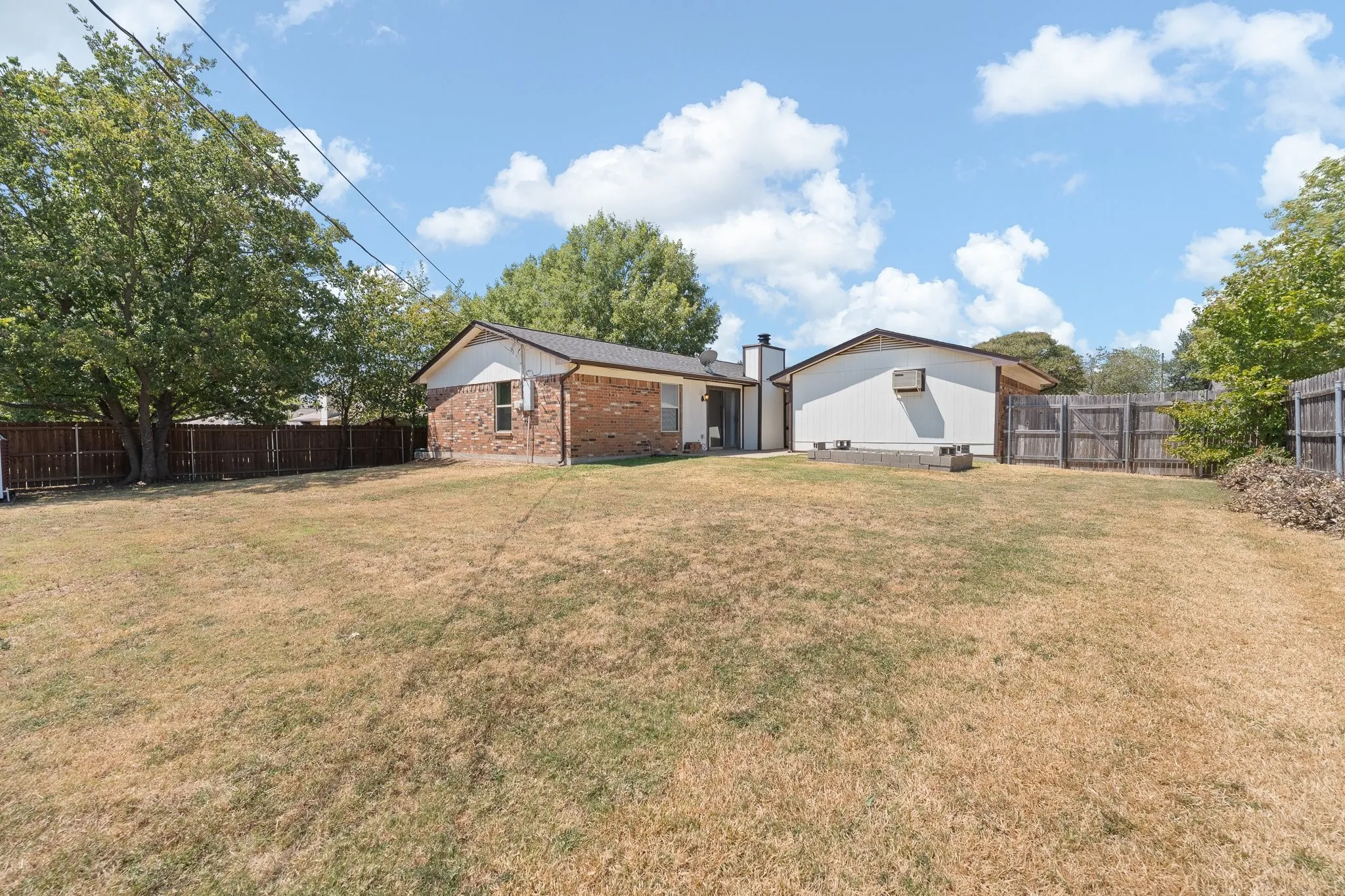Single Family Residence For Sale in Johnson County , 433 Black Oak Lane, Burleson, Texas 76028, 3 Bedroom, 2 Bathroom, 2 Garage spaces, 1,225 Sqft, built in 1983, mls#21375025, Real Estate Agent in Burleson, Homes For Sale in Johnson county, Homes For Sale in Burleson, Realtor in Burleson Texas, Real Estate Brokerage Independent Realty Texas, Luminita Cordes Realtor