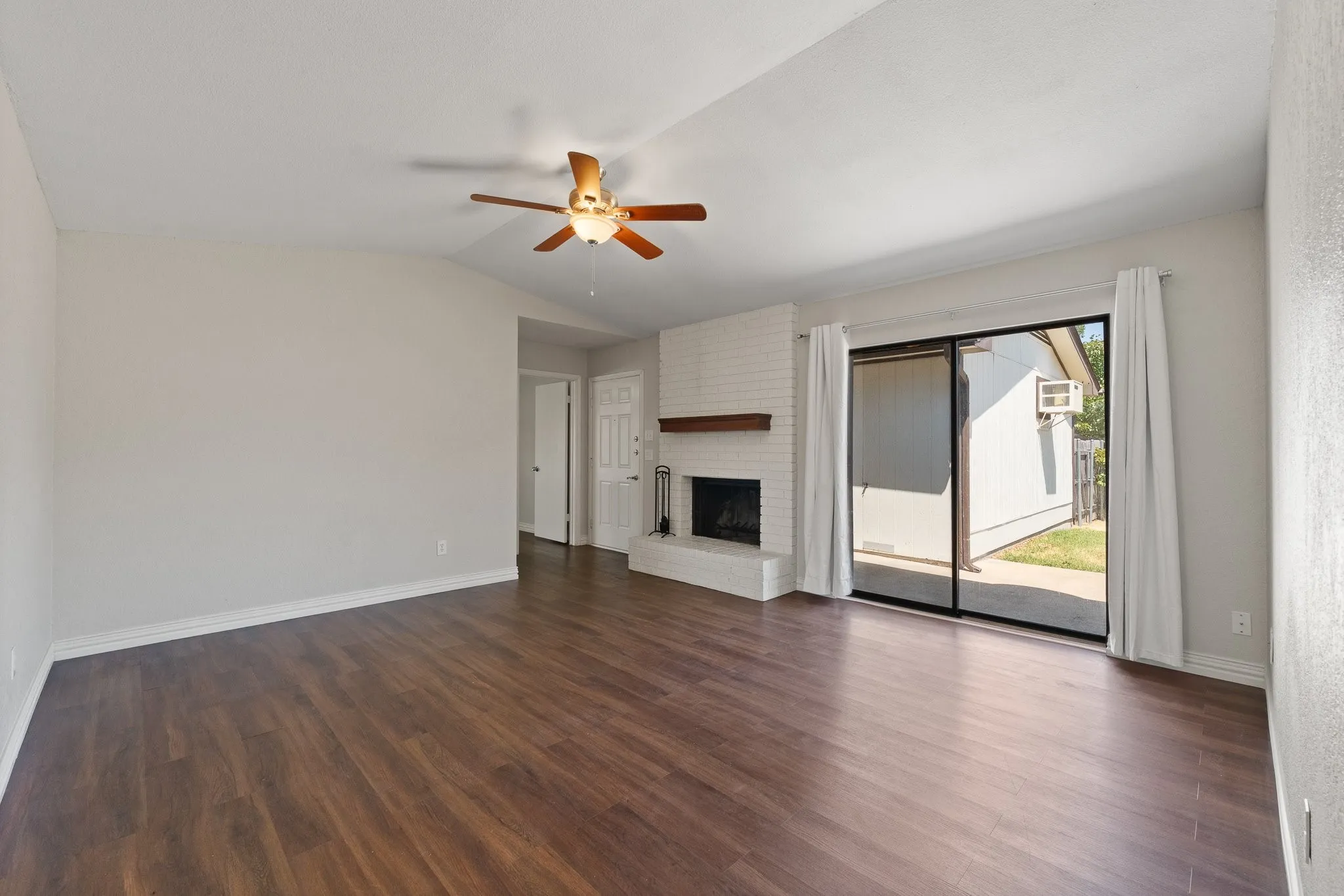 Single Family Residence For Sale in Johnson County , 433 Black Oak Lane, Burleson, Texas 76028, 3 Bedroom, 2 Bathroom, 2 Garage spaces, 1,225 Sqft, built in 1983, mls#21375025, Real Estate Agent in Burleson, Homes For Sale in Johnson county, Homes For Sale in Burleson, Realtor in Burleson Texas, Real Estate Brokerage Independent Realty Texas, Luminita Cordes Realtor