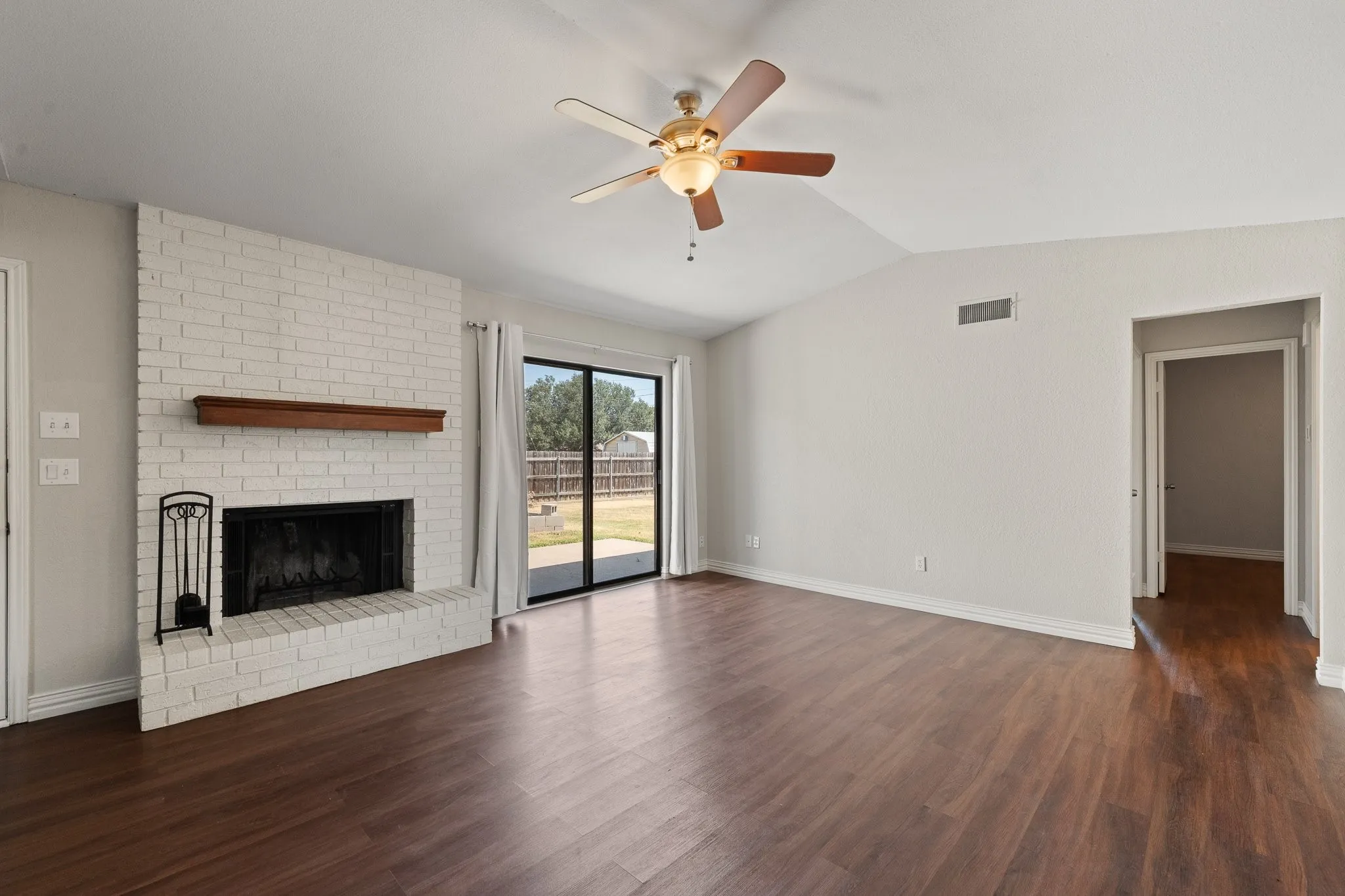 Single Family Residence For Sale in Johnson County , 433 Black Oak Lane, Burleson, Texas 76028, 3 Bedroom, 2 Bathroom, 2 Garage spaces, 1,225 Sqft, built in 1983, mls#21375025, Real Estate Agent in Burleson, Homes For Sale in Johnson county, Homes For Sale in Burleson, Realtor in Burleson Texas, Real Estate Brokerage Independent Realty Texas, Luminita Cordes Realtor