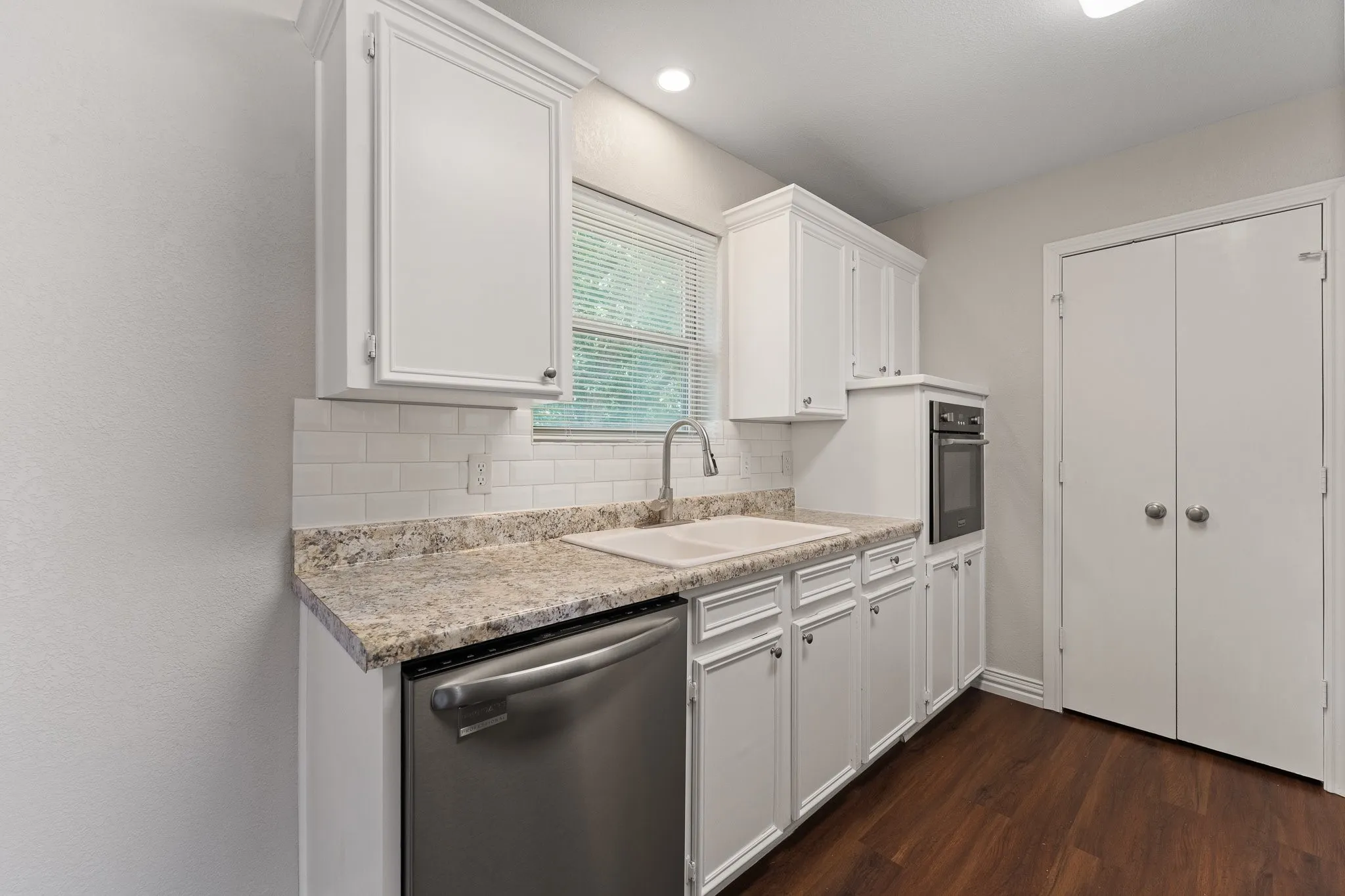 Single Family Residence For Sale in Johnson County , 433 Black Oak Lane, Burleson, Texas 76028, 3 Bedroom, 2 Bathroom, 2 Garage spaces, 1,225 Sqft, built in 1983, mls#21375025, Real Estate Agent in Burleson, Homes For Sale in Johnson county, Homes For Sale in Burleson, Realtor in Burleson Texas, Real Estate Brokerage Independent Realty Texas, Luminita Cordes Realtor