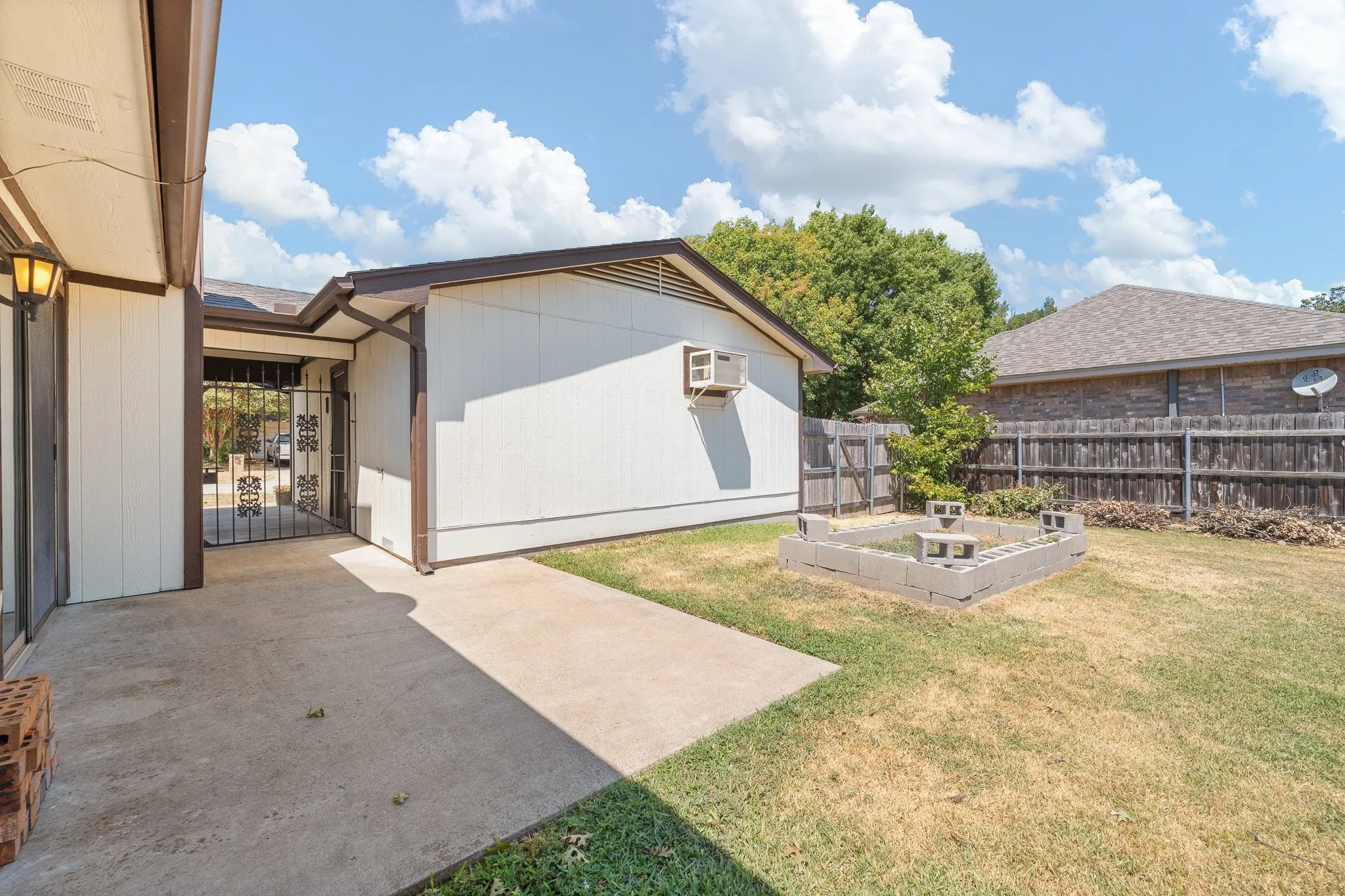 Single Family Residence For Sale in Johnson County , 433 Black Oak Lane, Burleson, Texas 76028, 3 Bedroom, 2 Bathroom, 2 Garage spaces, 1,225 Sqft, built in 1983, mls#21375025, Real Estate Agent in Burleson, Homes For Sale in Johnson county, Homes For Sale in Burleson, Realtor in Burleson Texas, Real Estate Brokerage Independent Realty Texas, Luminita Cordes Realtor