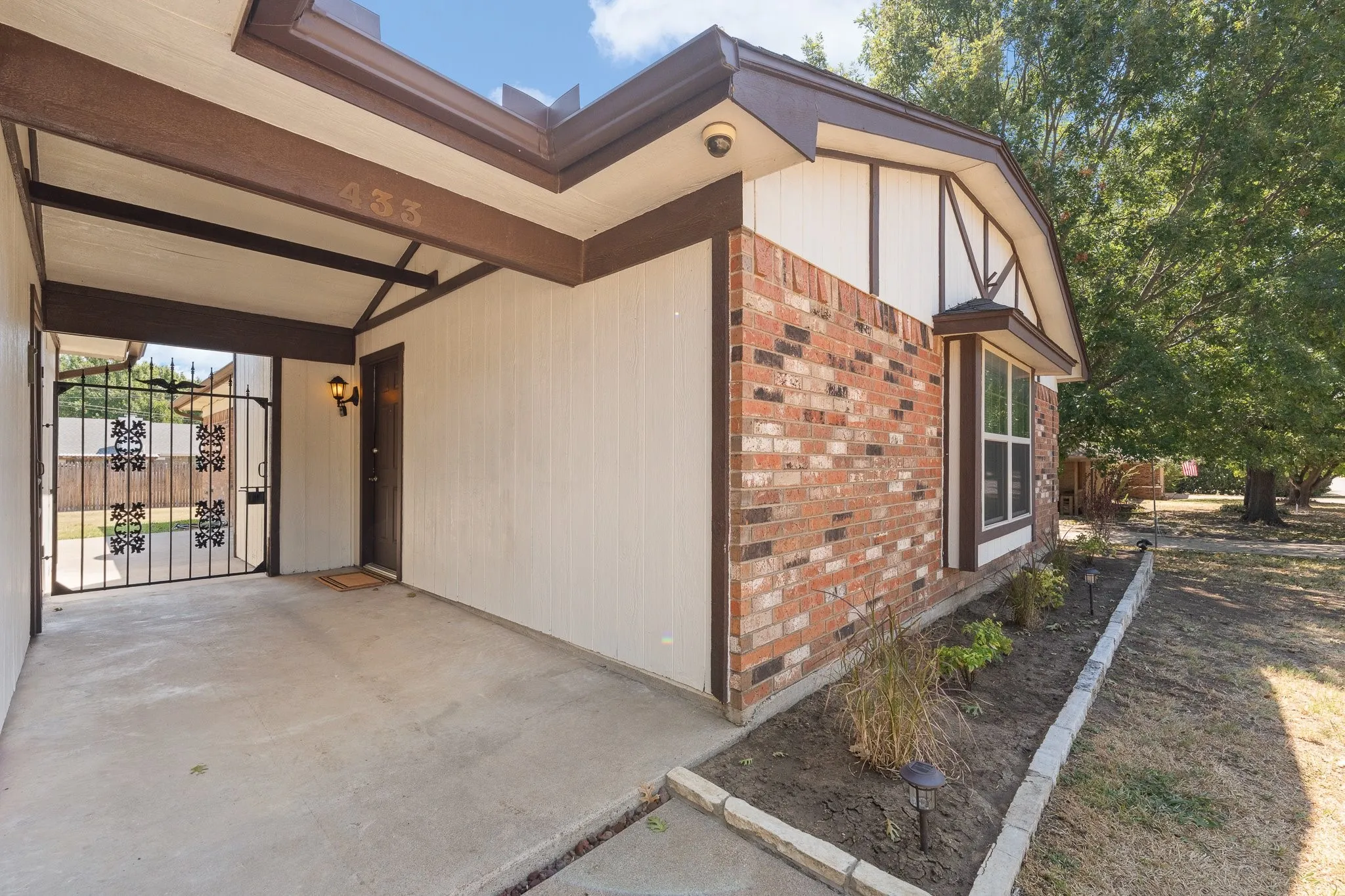 Single Family Residence For Sale in Johnson County , 433 Black Oak Lane, Burleson, Texas 76028, 3 Bedroom, 2 Bathroom, 2 Garage spaces, 1,225 Sqft, built in 1983, mls#21375025, Real Estate Agent in Burleson, Homes For Sale in Johnson county, Homes For Sale in Burleson, Realtor in Burleson Texas, Real Estate Brokerage Independent Realty Texas, Luminita Cordes Realtor