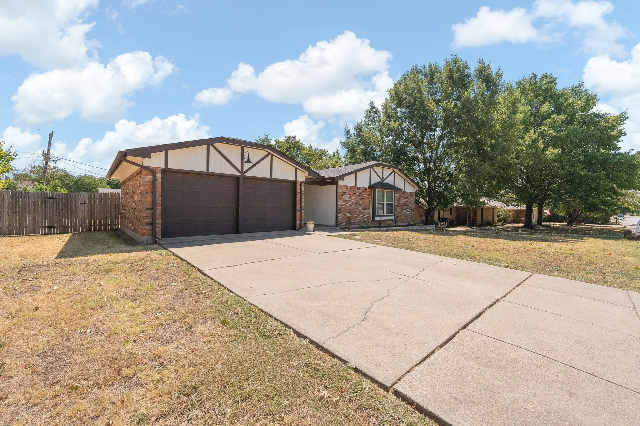 Single Family Residence For Sale in Johnson County , 433 Black Oak Lane, Burleson, Texas 76028, 3 Bedroom, 2 Bathroom, 2 Garage spaces, 1,225 Sqft, built in 1983, mls#21375025, Real Estate Agent in Burleson, Homes For Sale in Johnson county, Homes For Sale in Burleson, Realtor in Burleson Texas, Real Estate Brokerage Independent Realty Texas, Luminita Cordes Realtor