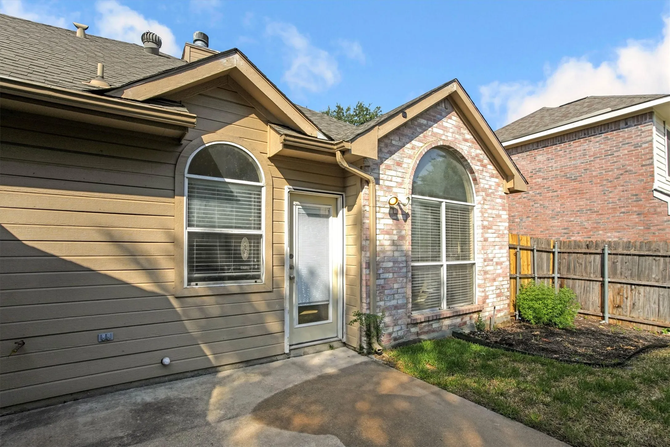 Single Family Residence For Rent in Denton County , 2508 Lakeshore Drive, Flower Mound, Texas 75028, 3 Bedroom, 2 Bathroom, 2 Garage spaces, 1,428 Sqft, built in 1992, mls#21348065, Real Estate Agent in Flower Mound, Homes For Rent in Denton county, Homes For Rent in Flower Mound, Realtor in Flower Mound Texas, Real Estate Brokerage Independent Realty Texas, Luminita Cordes Realtor
