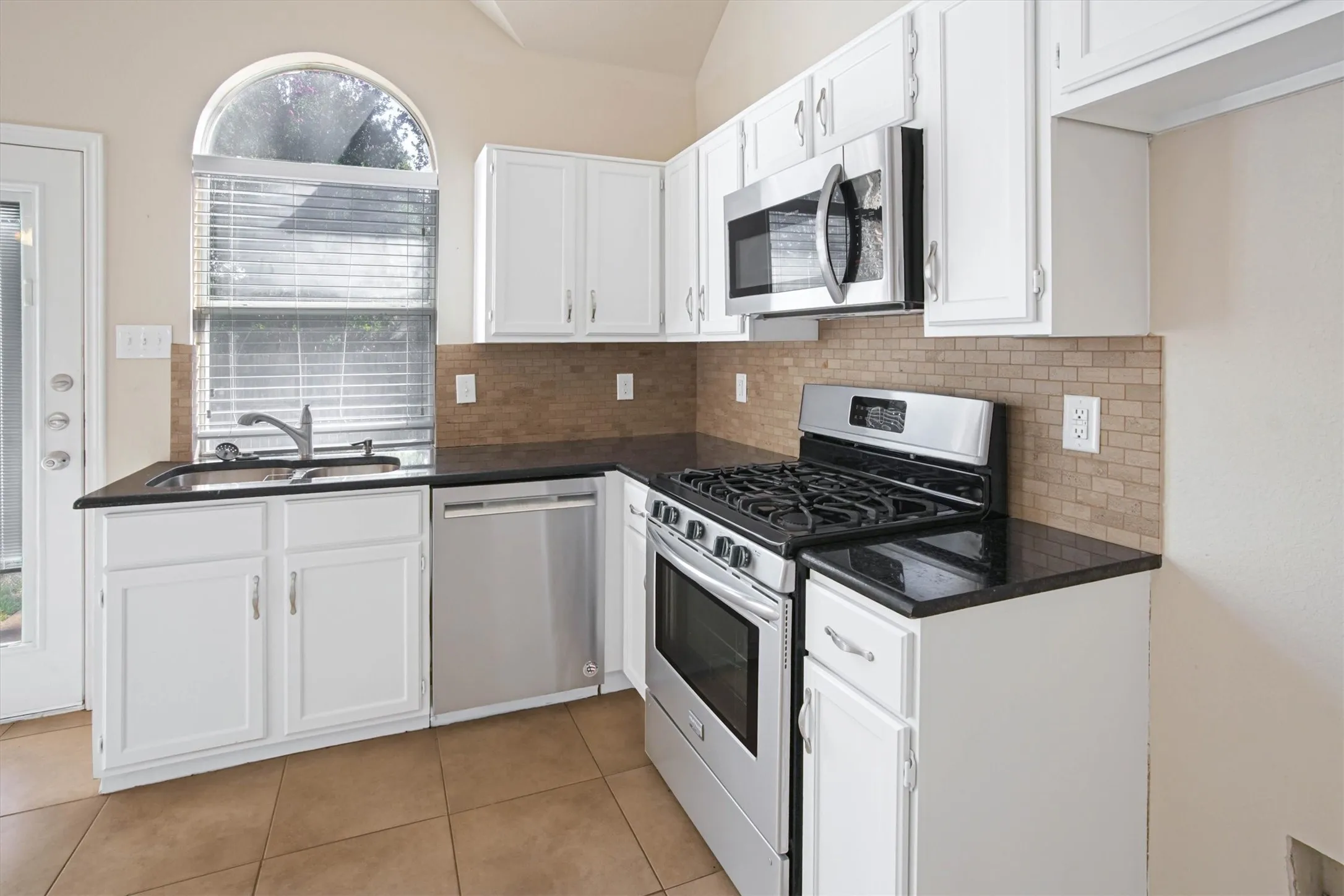 Single Family Residence For Rent in Denton County , 2508 Lakeshore Drive, Flower Mound, Texas 75028, 3 Bedroom, 2 Bathroom, 2 Garage spaces, 1,428 Sqft, built in 1992, mls#21348065, Real Estate Agent in Flower Mound, Homes For Rent in Denton county, Homes For Rent in Flower Mound, Realtor in Flower Mound Texas, Real Estate Brokerage Independent Realty Texas, Luminita Cordes Realtor