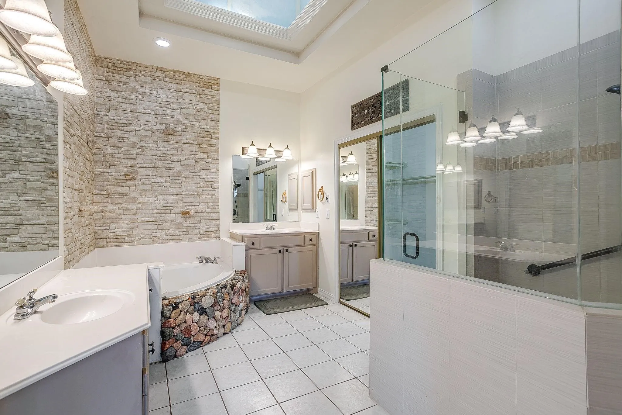 Single Family Residence For Sale in Tarrant County , 420 Vasey Oak Drive, Keller, Texas 76248, 3 Bedroom, 3 Bathroom, 2 Garage spaces, 2,895 Sqft, built in 1995, mls#21376002, Real Estate Agent in Keller, Homes For Sale in Tarrant county, Homes For Sale in Keller, Realtor in Keller Texas, Real Estate Brokerage Independent Realty Texas, Luminita Cordes Realtor