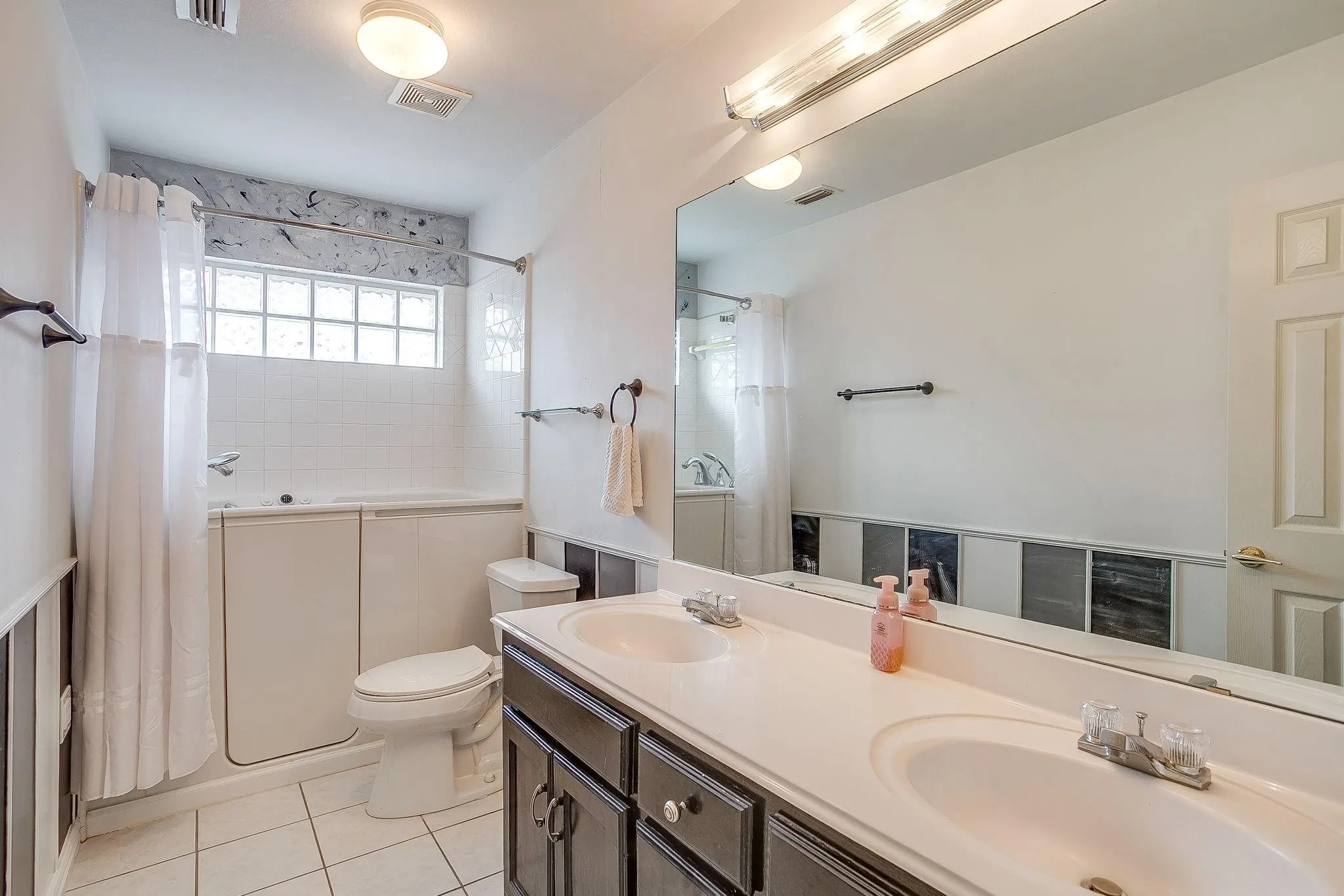 Single Family Residence For Sale in Tarrant County , 420 Vasey Oak Drive, Keller, Texas 76248, 3 Bedroom, 3 Bathroom, 2 Garage spaces, 2,895 Sqft, built in 1995, mls#21376002, Real Estate Agent in Keller, Homes For Sale in Tarrant county, Homes For Sale in Keller, Realtor in Keller Texas, Real Estate Brokerage Independent Realty Texas, Luminita Cordes Realtor