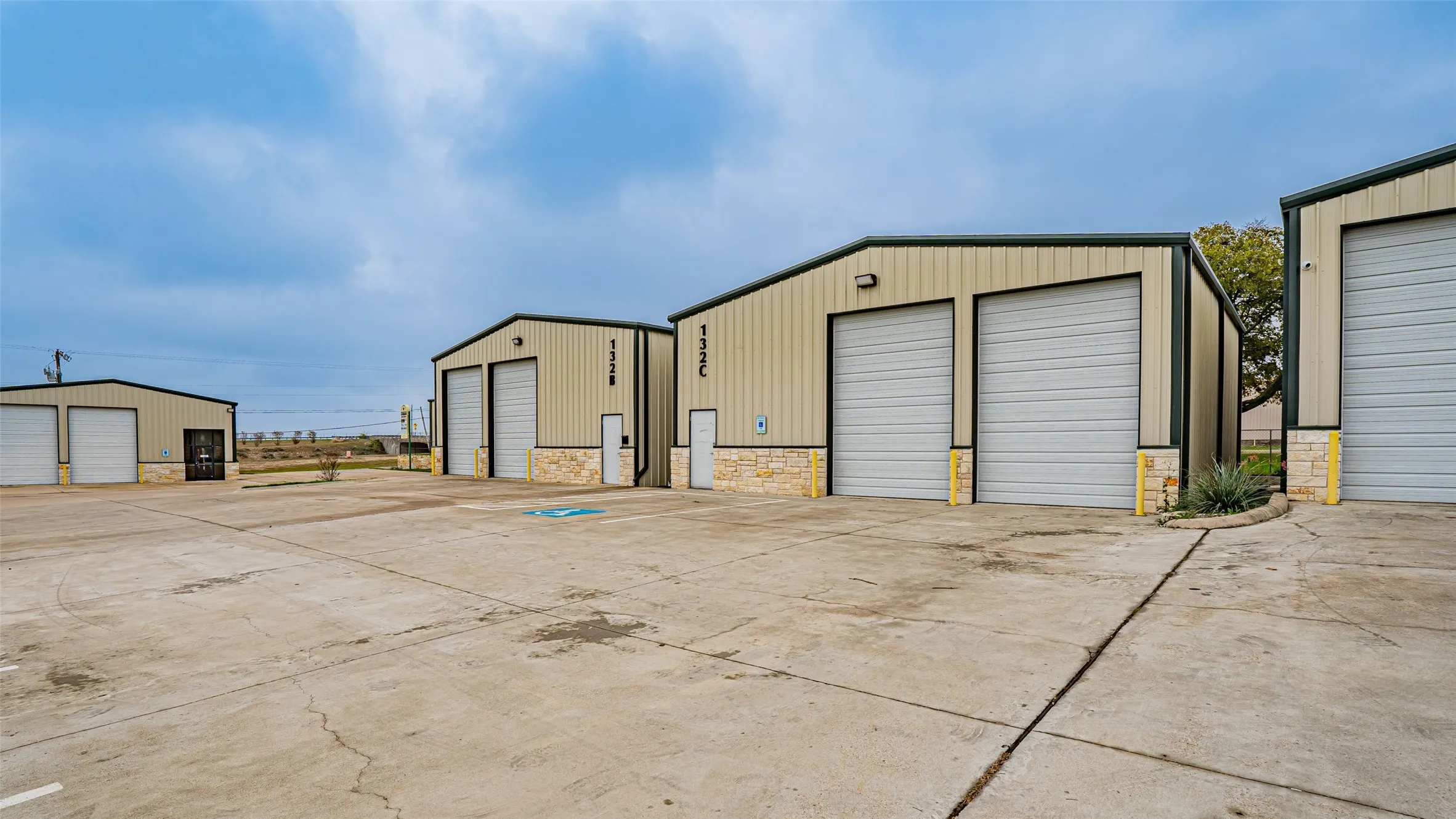 Warehouse For Rent in Tarrant County , 132 N Grants Lane C, White Settlement, Texas 76108, 0, 0, Garage spaces, 0 Sqft, built in 2018, mls#21376180, Real Estate Agent in White Settlement, Homes For Rent in Tarrant county, Homes For Rent in White Settlement, Realtor in White Settlement Texas, Real Estate Brokerage Independent Realty Texas, Luminita Cordes Realtor