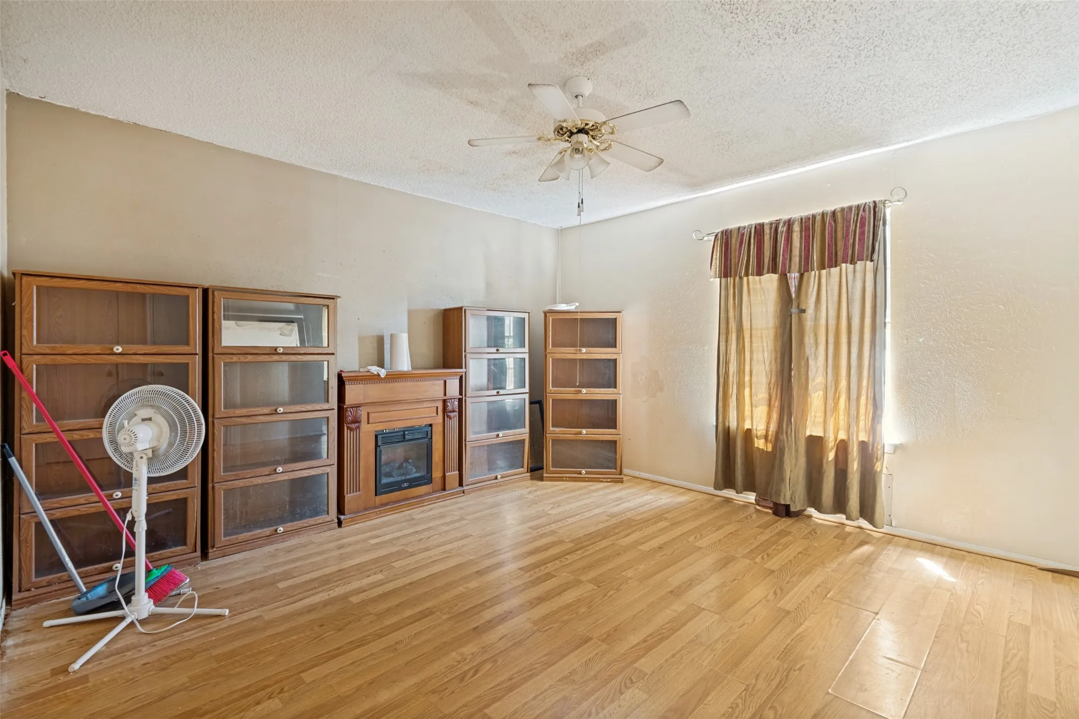 Single Family Residence For Sale in Ellis County , 404 Yellow Jacket Drive, Ferris, Texas 75125, 3 Bedroom, 3 Bathroom, Garage spaces, 1,520 Sqft, built in 1970, mls#21373500, Real Estate Agent in Ferris, Homes For Sale in Ellis county, Homes For Sale in Ferris, Realtor in Ferris Texas, Real Estate Brokerage Independent Realty Texas, Luminita Cordes Realtor