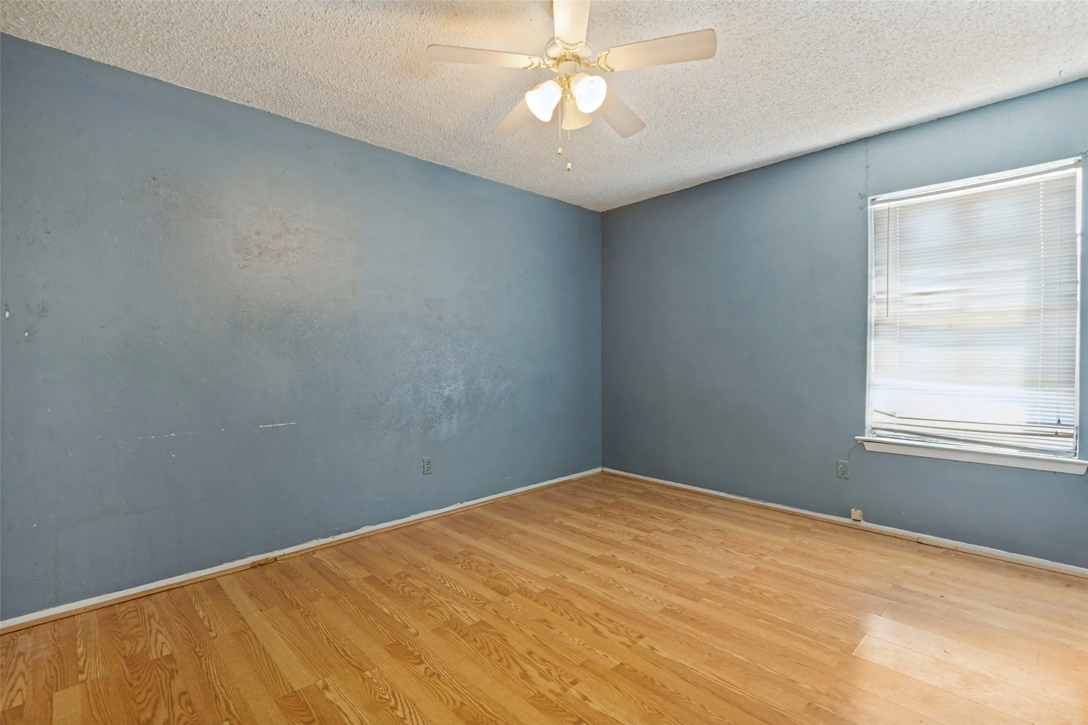 Single Family Residence For Sale in Ellis County , 404 Yellow Jacket Drive, Ferris, Texas 75125, 3 Bedroom, 3 Bathroom, Garage spaces, 1,520 Sqft, built in 1970, mls#21373500, Real Estate Agent in Ferris, Homes For Sale in Ellis county, Homes For Sale in Ferris, Realtor in Ferris Texas, Real Estate Brokerage Independent Realty Texas, Luminita Cordes Realtor