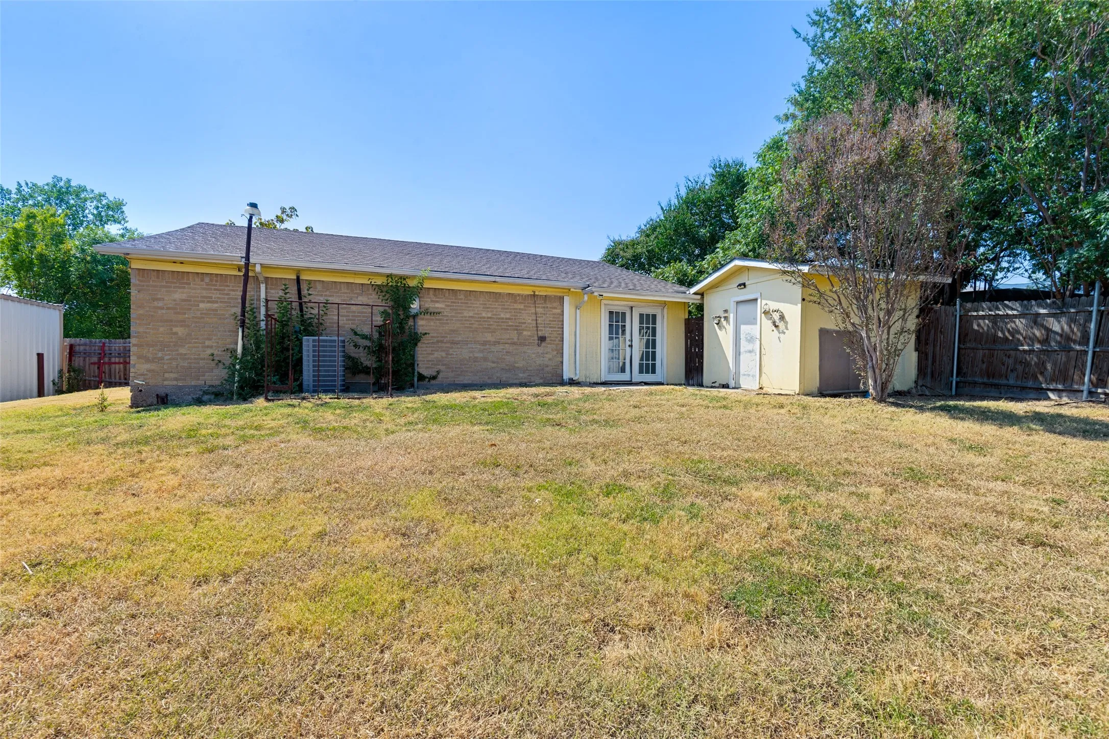 Single Family Residence For Sale in Ellis County , 404 Yellow Jacket Drive, Ferris, Texas 75125, 3 Bedroom, 3 Bathroom, Garage spaces, 1,520 Sqft, built in 1970, mls#21373500, Real Estate Agent in Ferris, Homes For Sale in Ellis county, Homes For Sale in Ferris, Realtor in Ferris Texas, Real Estate Brokerage Independent Realty Texas, Luminita Cordes Realtor