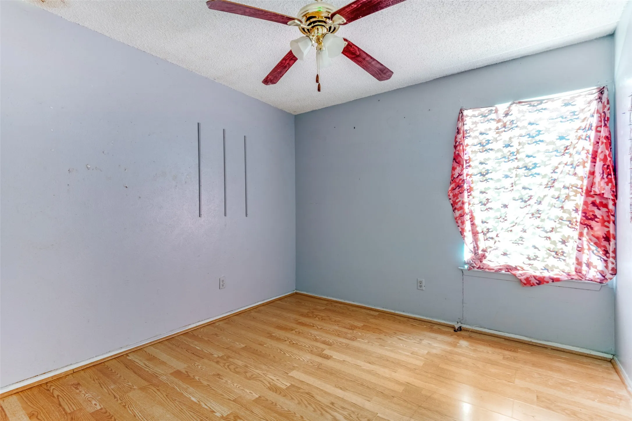 Single Family Residence For Sale in Ellis County , 404 Yellow Jacket Drive, Ferris, Texas 75125, 3 Bedroom, 3 Bathroom, Garage spaces, 1,520 Sqft, built in 1970, mls#21373500, Real Estate Agent in Ferris, Homes For Sale in Ellis county, Homes For Sale in Ferris, Realtor in Ferris Texas, Real Estate Brokerage Independent Realty Texas, Luminita Cordes Realtor