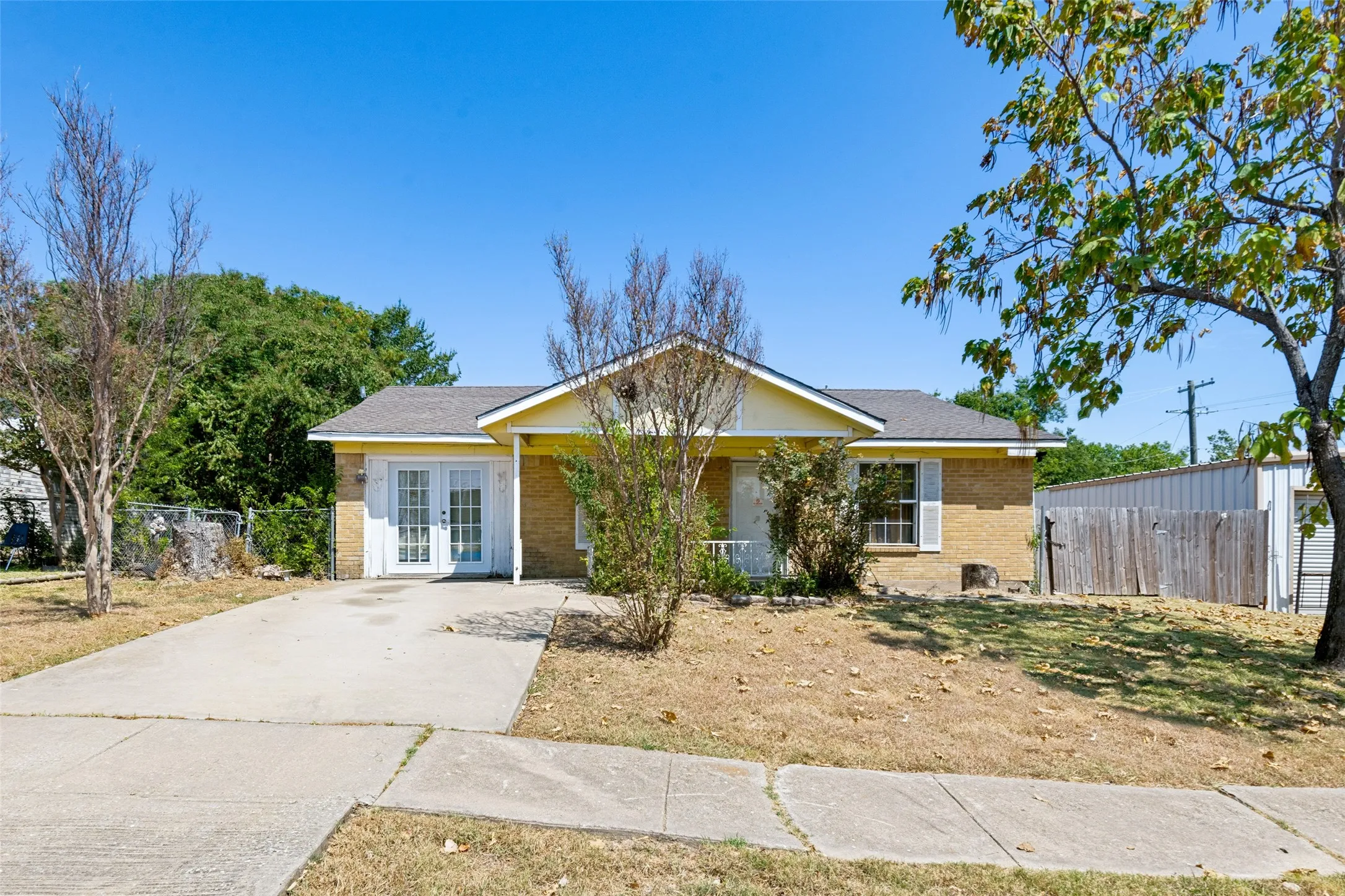 Single Family Residence For Sale in Ellis County , 404 Yellow Jacket Drive, Ferris, Texas 75125, 3 Bedroom, 3 Bathroom, Garage spaces, 1,520 Sqft, built in 1970, mls#21373500, Real Estate Agent in Ferris, Homes For Sale in Ellis county, Homes For Sale in Ferris, Realtor in Ferris Texas, Real Estate Brokerage Independent Realty Texas, Luminita Cordes Realtor