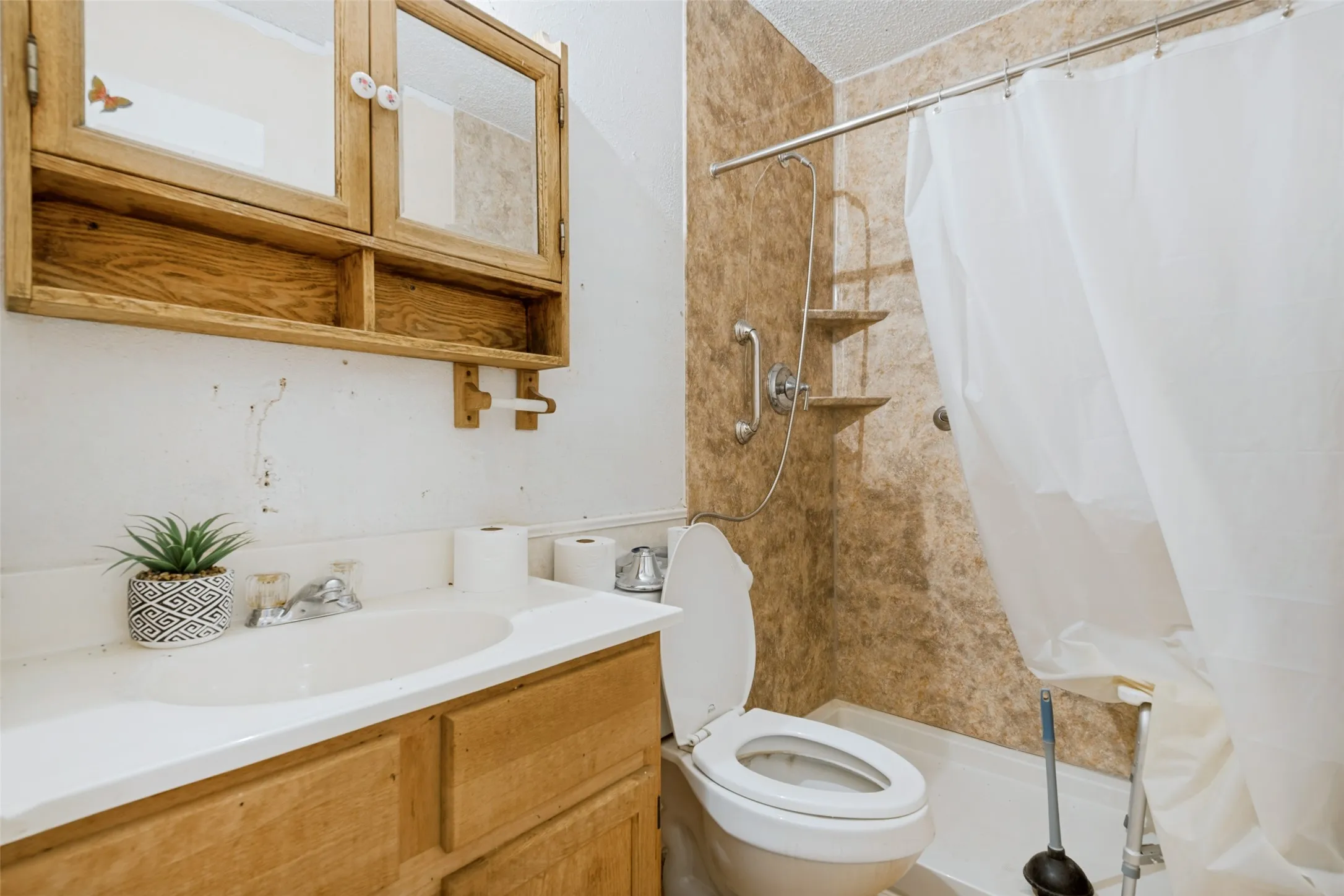 Single Family Residence For Sale in Ellis County , 404 Yellow Jacket Drive, Ferris, Texas 75125, 3 Bedroom, 3 Bathroom, Garage spaces, 1,520 Sqft, built in 1970, mls#21373500, Real Estate Agent in Ferris, Homes For Sale in Ellis county, Homes For Sale in Ferris, Realtor in Ferris Texas, Real Estate Brokerage Independent Realty Texas, Luminita Cordes Realtor