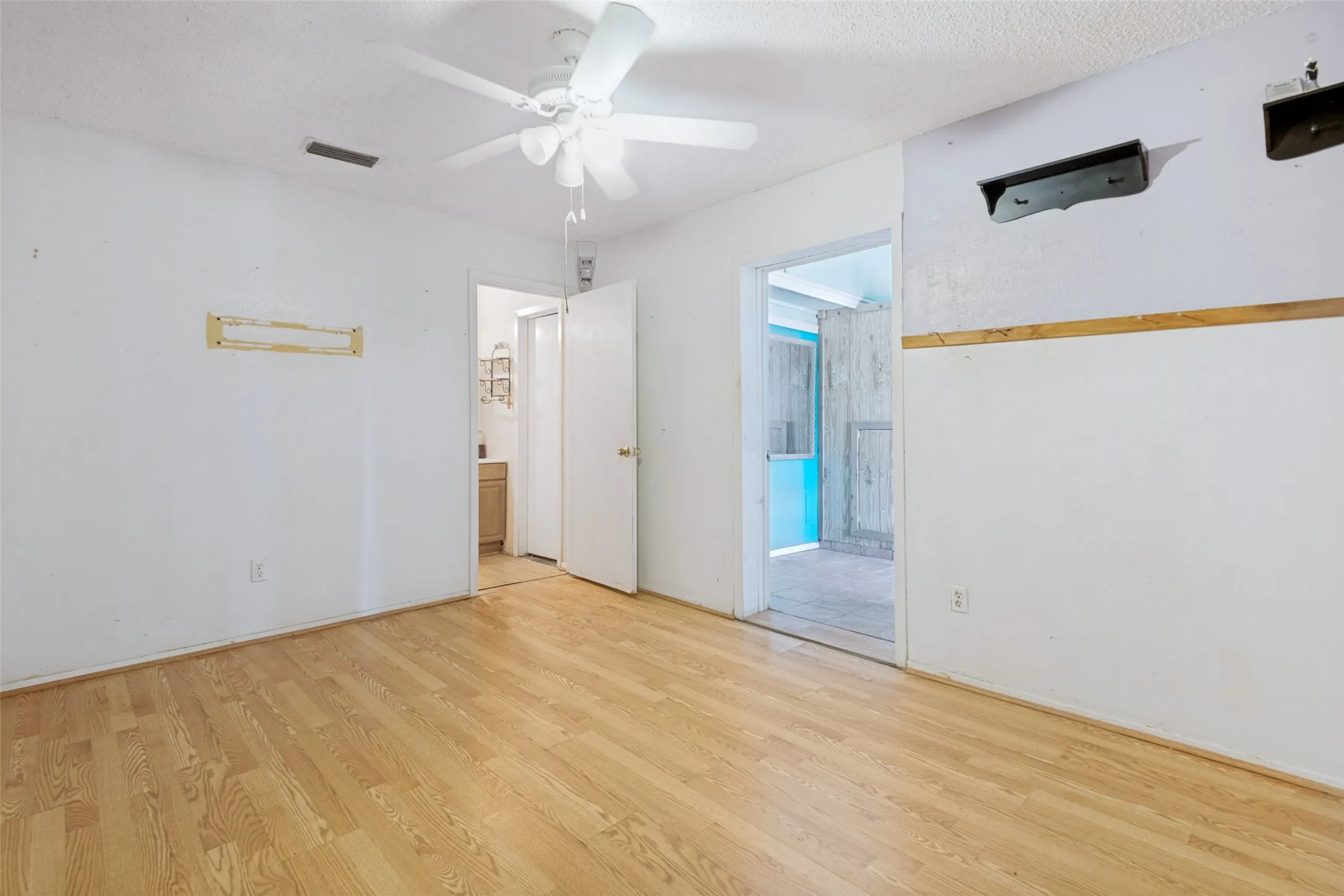 Single Family Residence For Sale in Ellis County , 404 Yellow Jacket Drive, Ferris, Texas 75125, 3 Bedroom, 3 Bathroom, Garage spaces, 1,520 Sqft, built in 1970, mls#21373500, Real Estate Agent in Ferris, Homes For Sale in Ellis county, Homes For Sale in Ferris, Realtor in Ferris Texas, Real Estate Brokerage Independent Realty Texas, Luminita Cordes Realtor