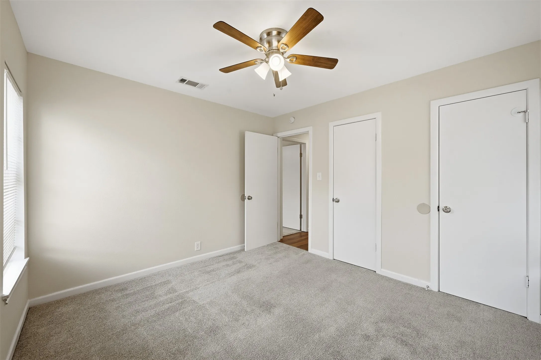 Single Family Residence For Rent in Tarrant County , 4229 Comanche Street, Fort Worth, Texas 76119, 3 Bedroom, 2 Bathroom, Garage spaces, 1,083 Sqft, built in 1954, mls#21376155, Real Estate Agent in Fort Worth, Homes For Rent in Tarrant county, Homes For Rent in Fort Worth, Realtor in Fort Worth Texas, Real Estate Brokerage Independent Realty Texas, Luminita Cordes Realtor
