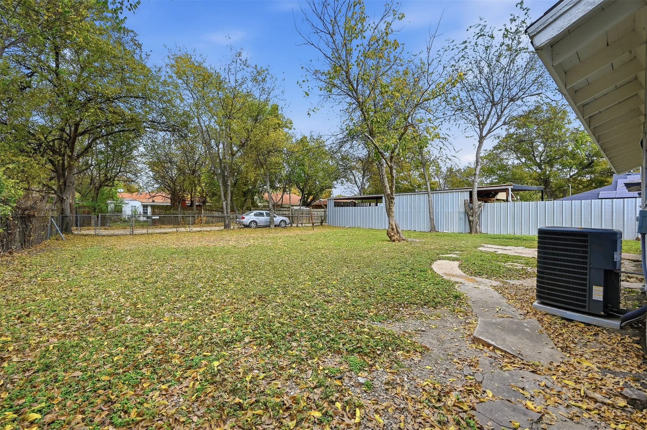 Single Family Residence For Rent in Tarrant County , 4229 Comanche Street, Fort Worth, Texas 76119, 3 Bedroom, 2 Bathroom, Garage spaces, 1,083 Sqft, built in 1954, mls#21376155, Real Estate Agent in Fort Worth, Homes For Rent in Tarrant county, Homes For Rent in Fort Worth, Realtor in Fort Worth Texas, Real Estate Brokerage Independent Realty Texas, Luminita Cordes Realtor