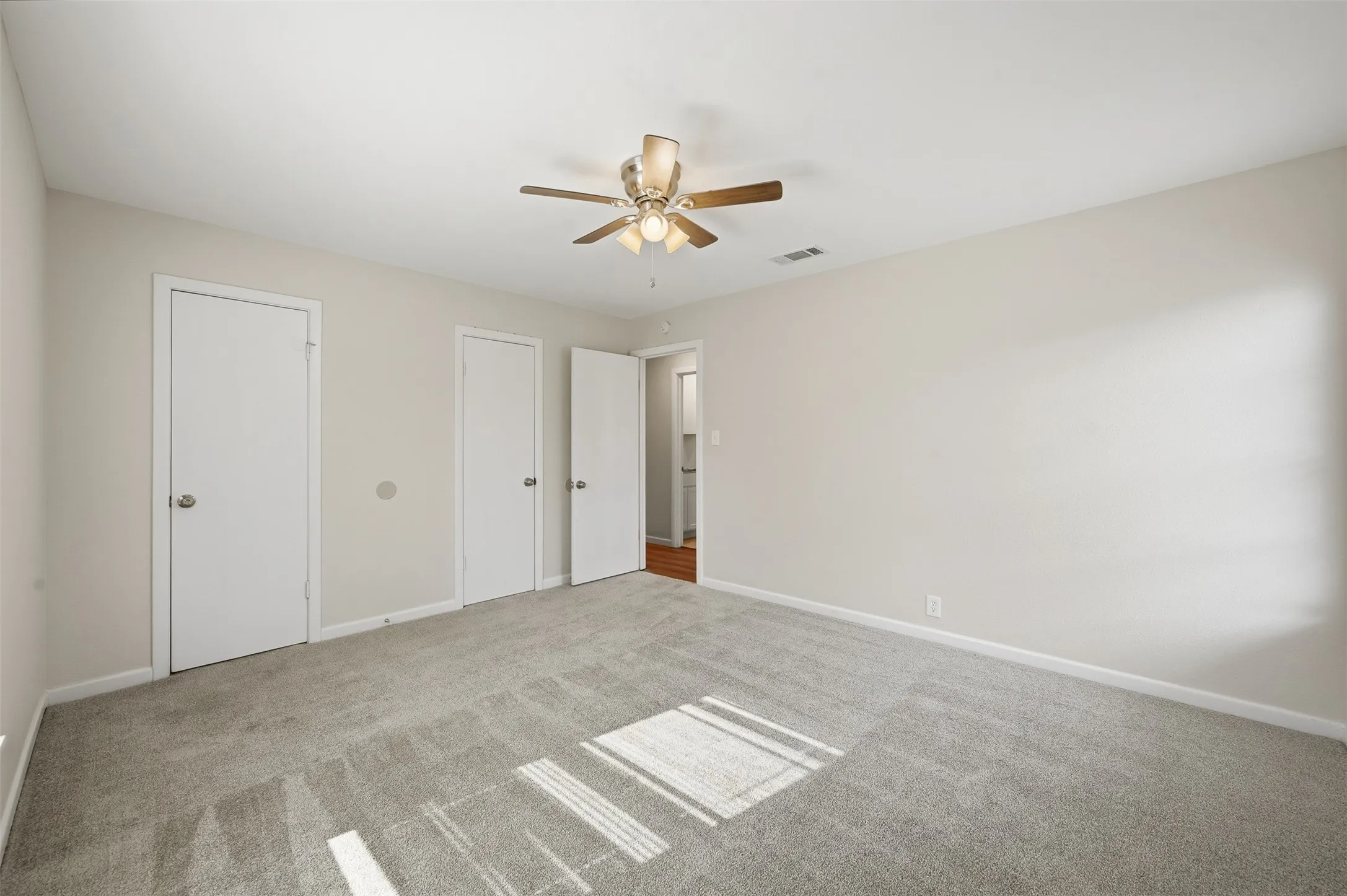 Single Family Residence For Rent in Tarrant County , 4229 Comanche Street, Fort Worth, Texas 76119, 3 Bedroom, 2 Bathroom, Garage spaces, 1,083 Sqft, built in 1954, mls#21376155, Real Estate Agent in Fort Worth, Homes For Rent in Tarrant county, Homes For Rent in Fort Worth, Realtor in Fort Worth Texas, Real Estate Brokerage Independent Realty Texas, Luminita Cordes Realtor