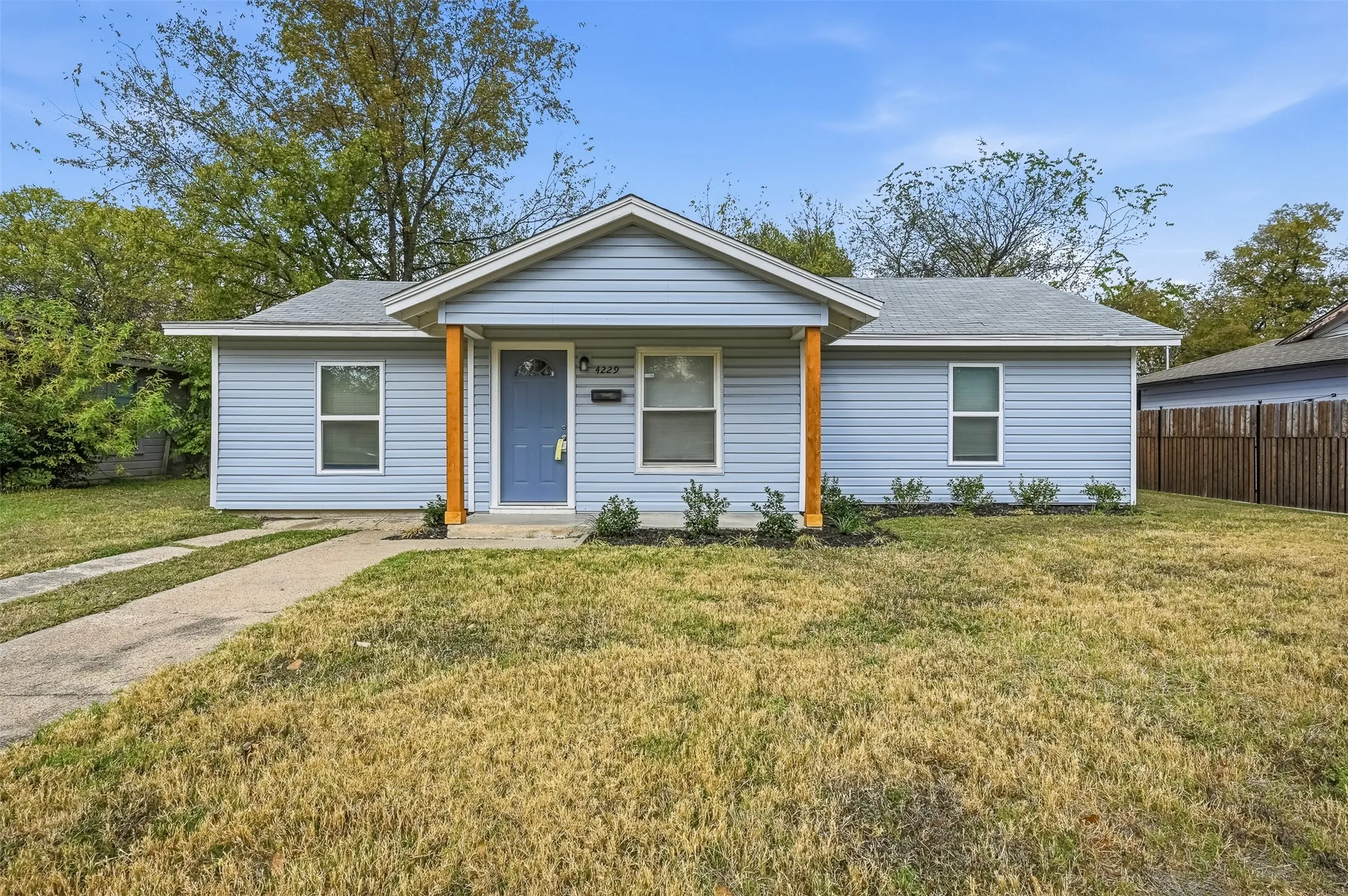 Single Family Residence For Rent in Tarrant County , 4229 Comanche Street, Fort Worth, Texas 76119, 3 Bedroom, 2 Bathroom, Garage spaces, 1,083 Sqft, built in 1954, mls#21376155, Real Estate Agent in Fort Worth, Homes For Rent in Tarrant county, Homes For Rent in Fort Worth, Realtor in Fort Worth Texas, Real Estate Brokerage Independent Realty Texas, Luminita Cordes Realtor
