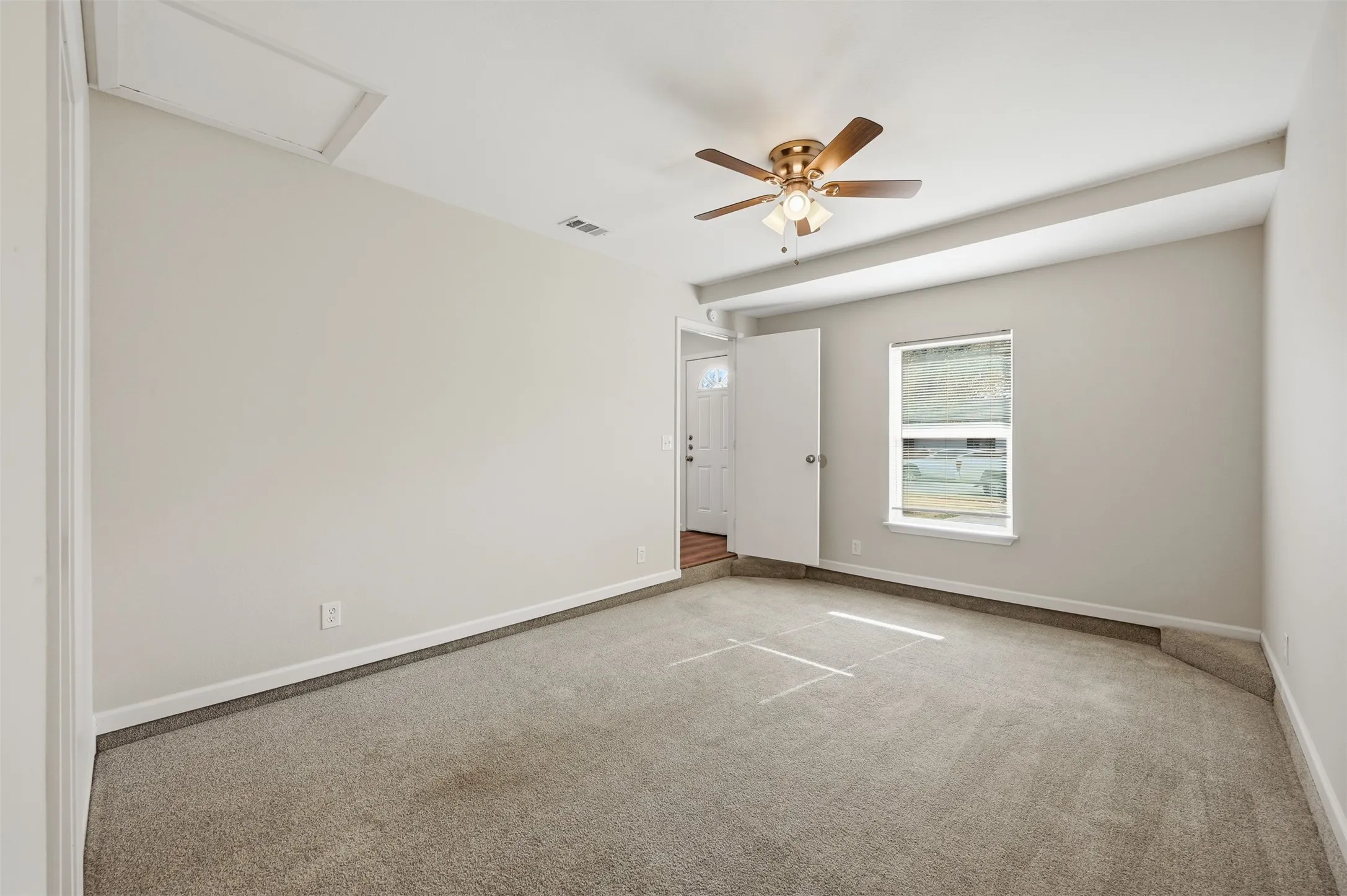 Single Family Residence For Rent in Tarrant County , 4229 Comanche Street, Fort Worth, Texas 76119, 3 Bedroom, 2 Bathroom, Garage spaces, 1,083 Sqft, built in 1954, mls#21376155, Real Estate Agent in Fort Worth, Homes For Rent in Tarrant county, Homes For Rent in Fort Worth, Realtor in Fort Worth Texas, Real Estate Brokerage Independent Realty Texas, Luminita Cordes Realtor
