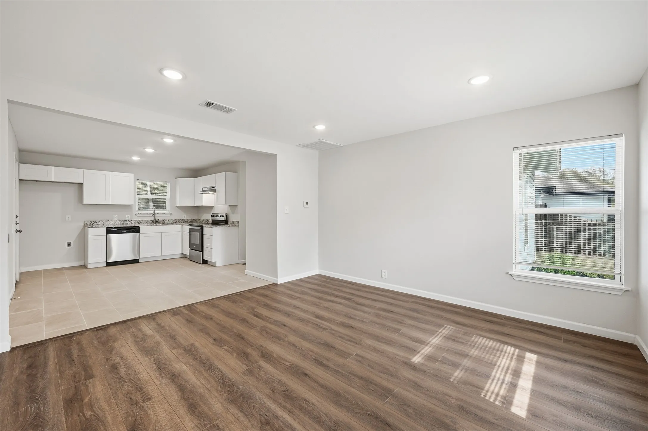 Single Family Residence For Rent in Tarrant County , 4229 Comanche Street, Fort Worth, Texas 76119, 3 Bedroom, 2 Bathroom, Garage spaces, 1,083 Sqft, built in 1954, mls#21376155, Real Estate Agent in Fort Worth, Homes For Rent in Tarrant county, Homes For Rent in Fort Worth, Realtor in Fort Worth Texas, Real Estate Brokerage Independent Realty Texas, Luminita Cordes Realtor