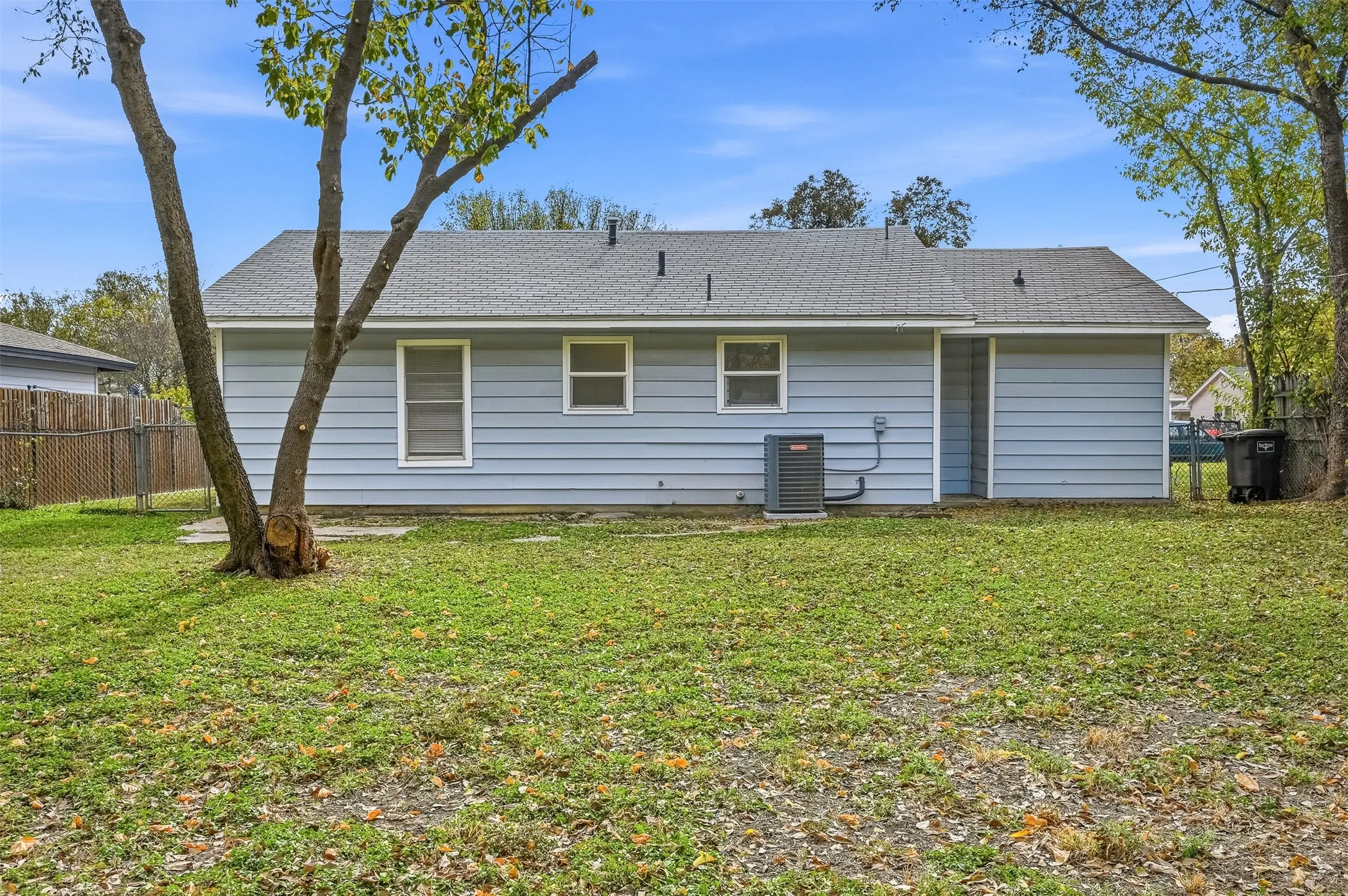 Single Family Residence For Rent in Tarrant County , 4229 Comanche Street, Fort Worth, Texas 76119, 3 Bedroom, 2 Bathroom, Garage spaces, 1,083 Sqft, built in 1954, mls#21376155, Real Estate Agent in Fort Worth, Homes For Rent in Tarrant county, Homes For Rent in Fort Worth, Realtor in Fort Worth Texas, Real Estate Brokerage Independent Realty Texas, Luminita Cordes Realtor
