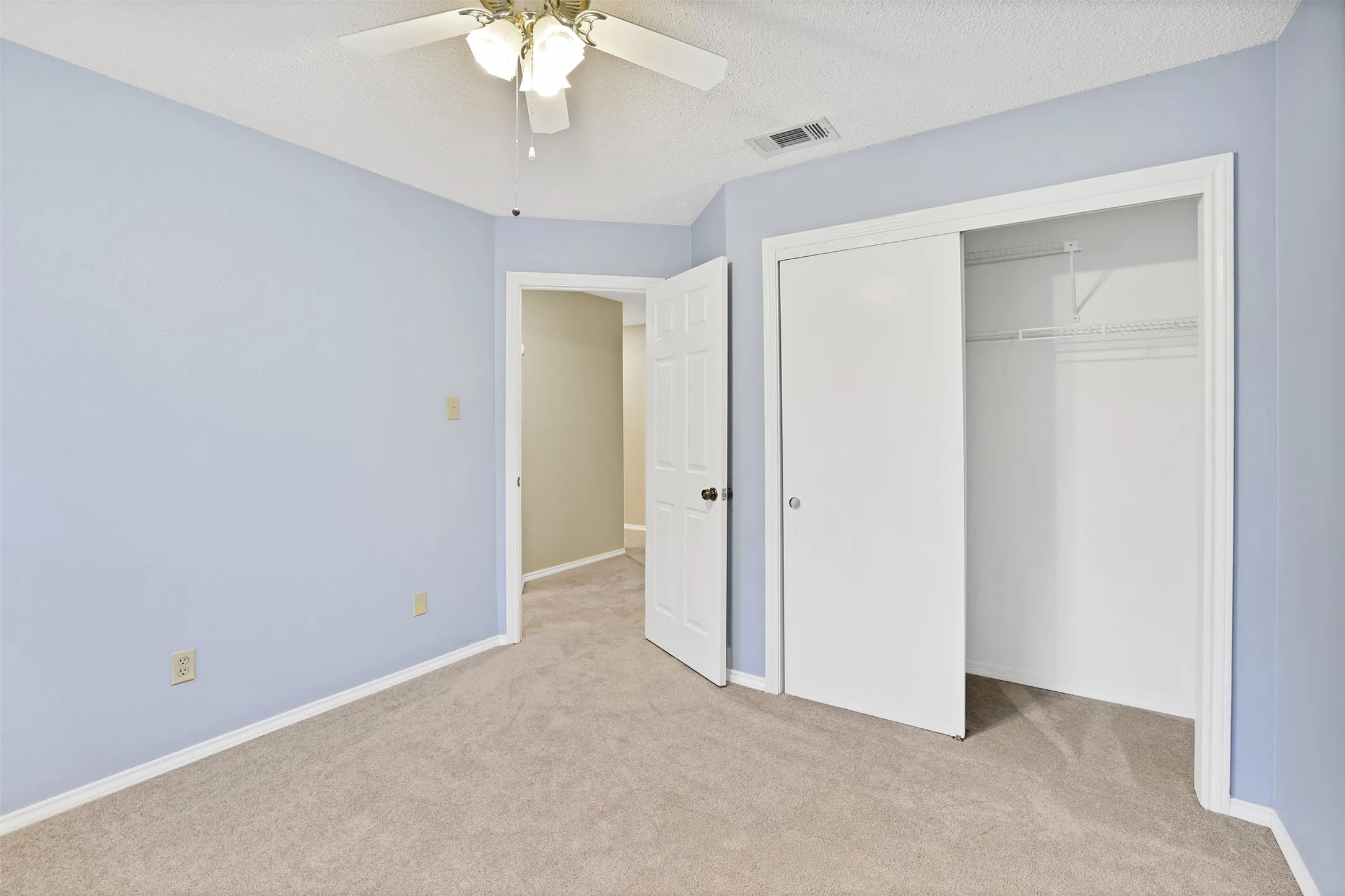 bedrooms with ceiling fan