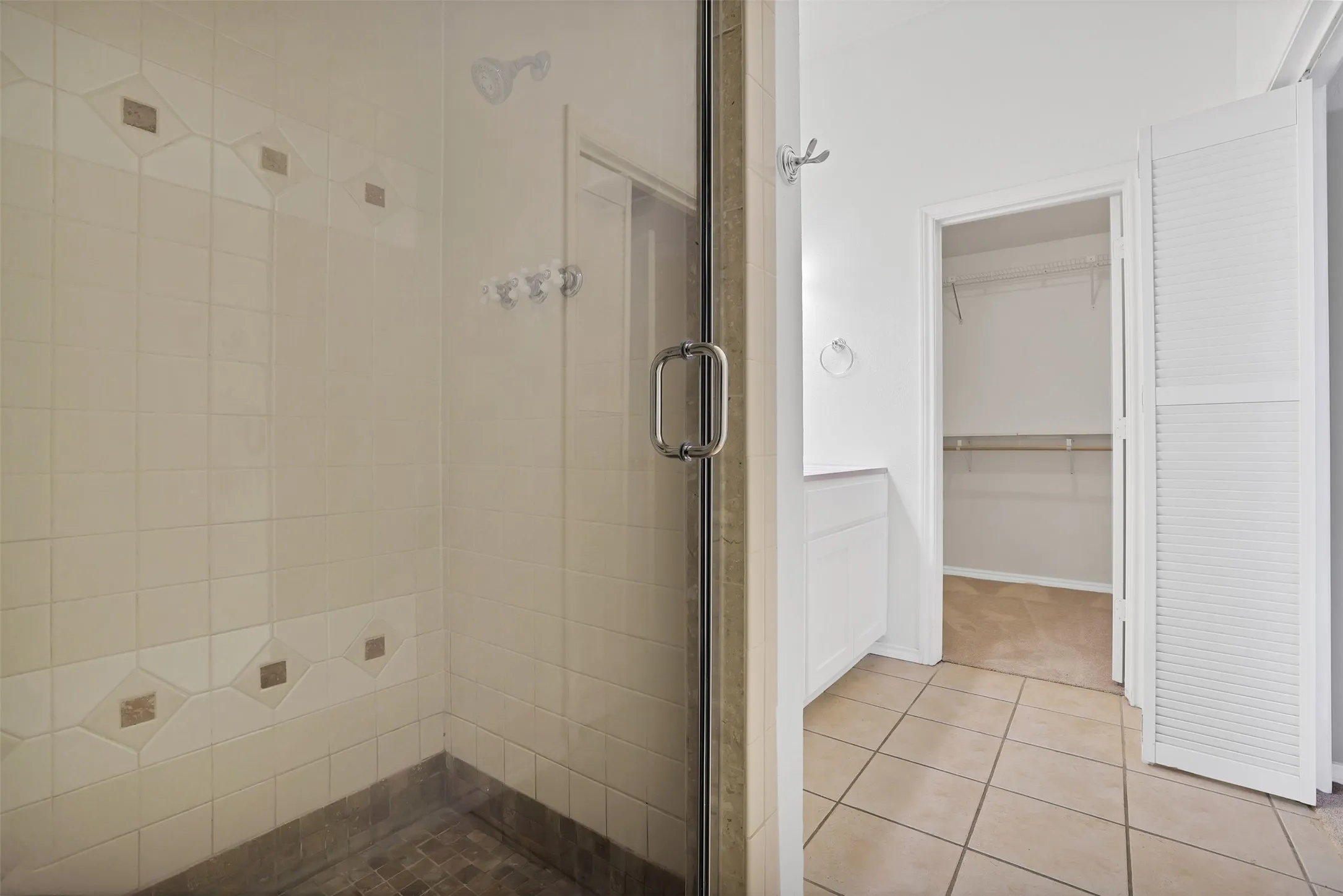 Separate shower and walk in closet