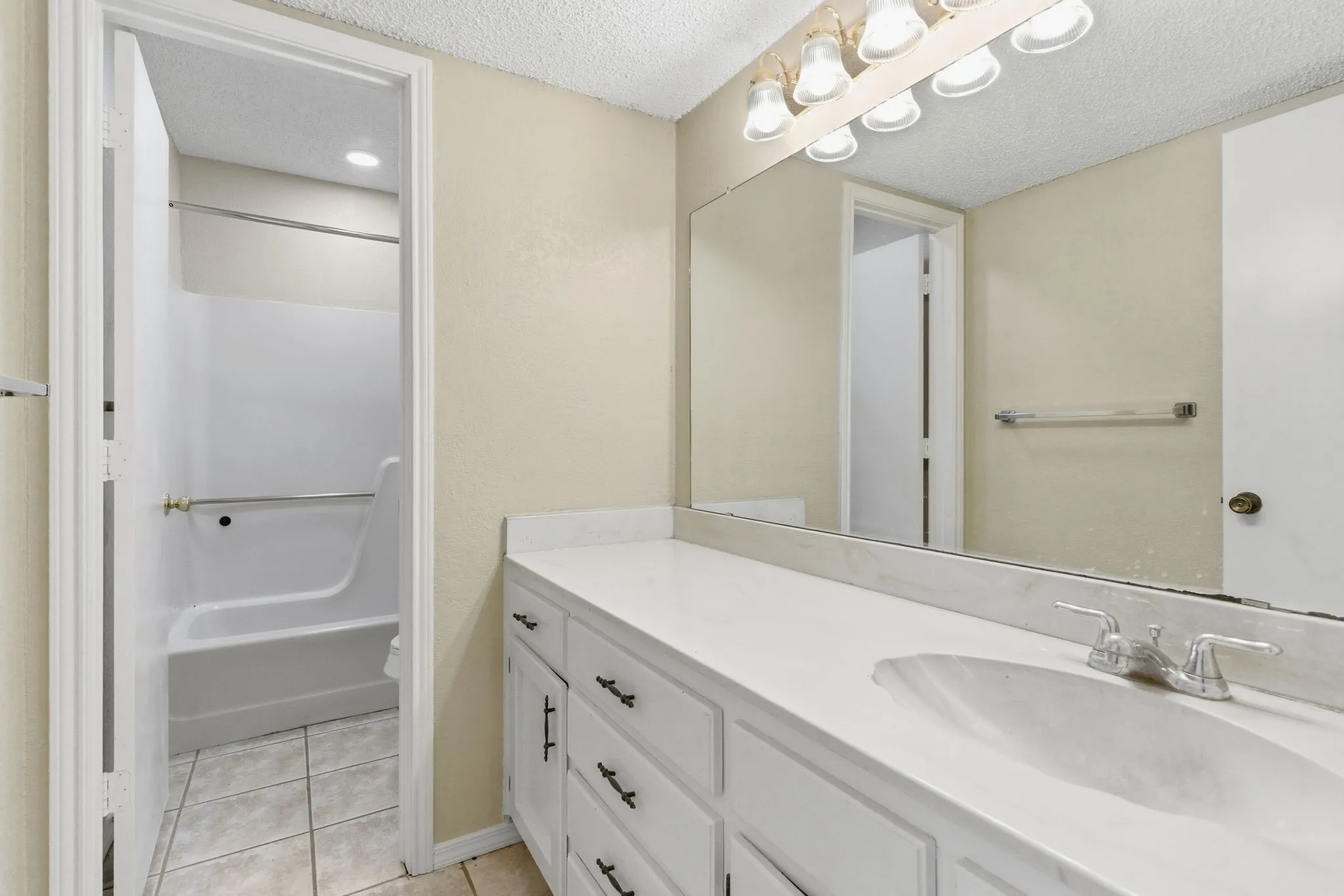 Duplex For Rent in Tarrant County , 801 Windcrest Drive, Keller, Texas 76248, 2 Bedroom, 1 Bathroom, Garage spaces, 986 Sqft, built in 1983, mls#21376220, Real Estate Agent in Keller, Homes For Rent in Tarrant county, Homes For Rent in Keller, Realtor in Keller Texas, Real Estate Brokerage Independent Realty Texas, Luminita Cordes Realtor