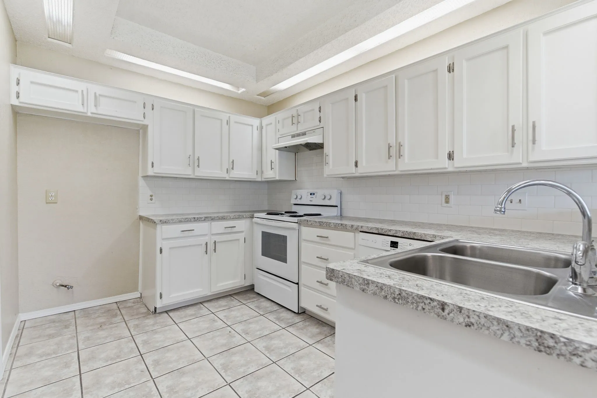 Duplex For Rent in Tarrant County , 801 Windcrest Drive, Keller, Texas 76248, 2 Bedroom, 1 Bathroom, Garage spaces, 986 Sqft, built in 1983, mls#21376220, Real Estate Agent in Keller, Homes For Rent in Tarrant county, Homes For Rent in Keller, Realtor in Keller Texas, Real Estate Brokerage Independent Realty Texas, Luminita Cordes Realtor