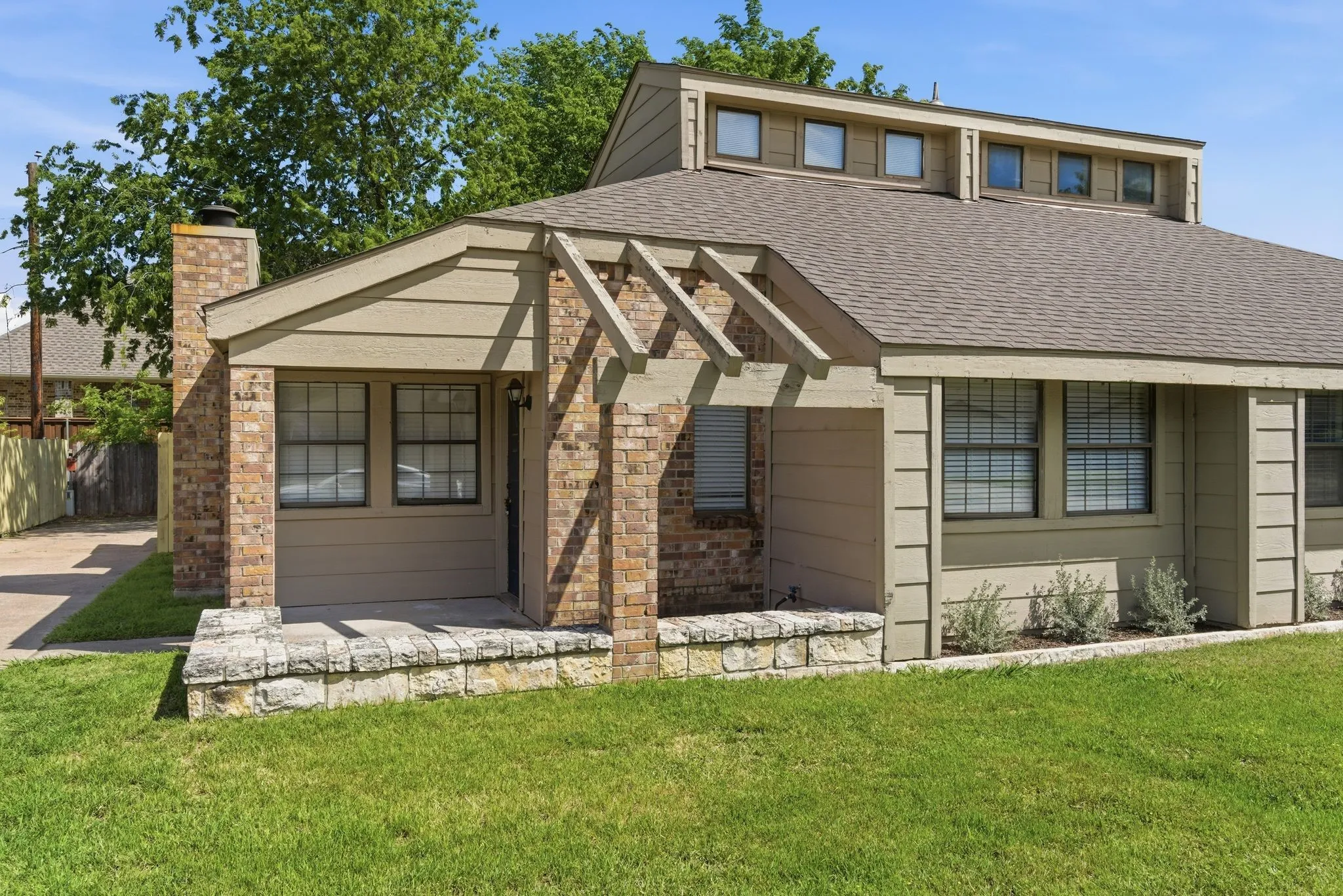 Duplex For Rent in Tarrant County , 801 Windcrest Drive, Keller, Texas 76248, 2 Bedroom, 1 Bathroom, Garage spaces, 986 Sqft, built in 1983, mls#21376220, Real Estate Agent in Keller, Homes For Rent in Tarrant county, Homes For Rent in Keller, Realtor in Keller Texas, Real Estate Brokerage Independent Realty Texas, Luminita Cordes Realtor