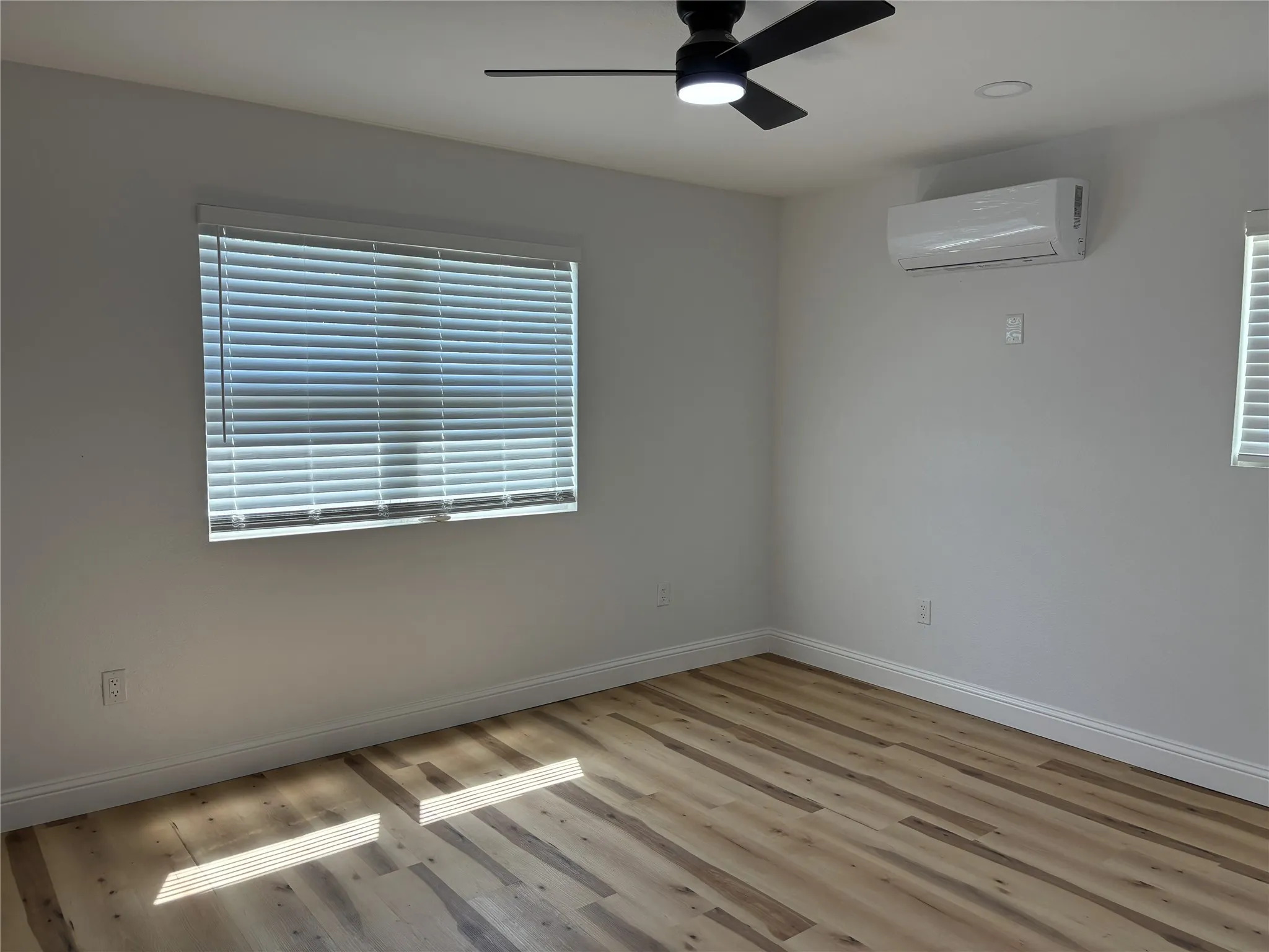 Single Family Residence For Rent in Van Zandt County , 205 N Main Street, Edgewood, Texas 75117, 2 Bedroom, 2 Bathroom, Garage spaces, 1,000 Sqft, built in 0, mls#21376206, Real Estate Agent in Edgewood, Homes For Rent in Van Zandt county, Homes For Rent in Edgewood, Realtor in Edgewood Texas, Real Estate Brokerage Independent Realty Texas, Luminita Cordes Realtor