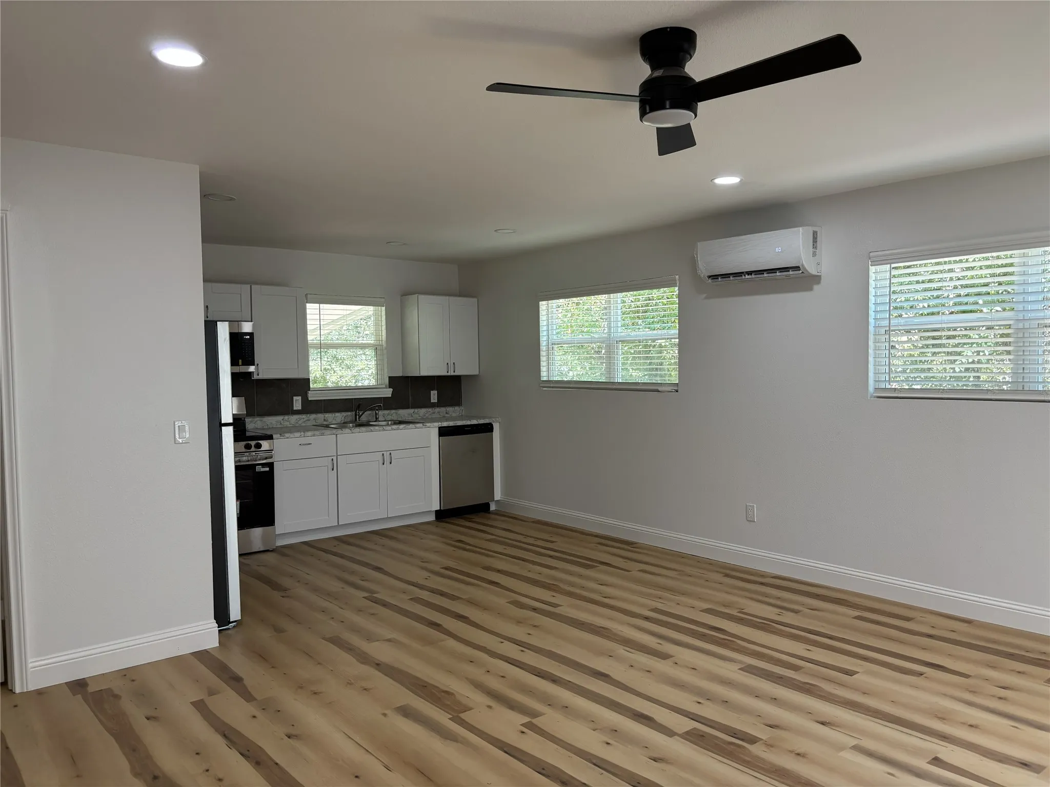 Single Family Residence For Rent in Van Zandt County , 205 N Main Street, Edgewood, Texas 75117, 2 Bedroom, 2 Bathroom, Garage spaces, 1,000 Sqft, built in 0, mls#21376206, Real Estate Agent in Edgewood, Homes For Rent in Van Zandt county, Homes For Rent in Edgewood, Realtor in Edgewood Texas, Real Estate Brokerage Independent Realty Texas, Luminita Cordes Realtor